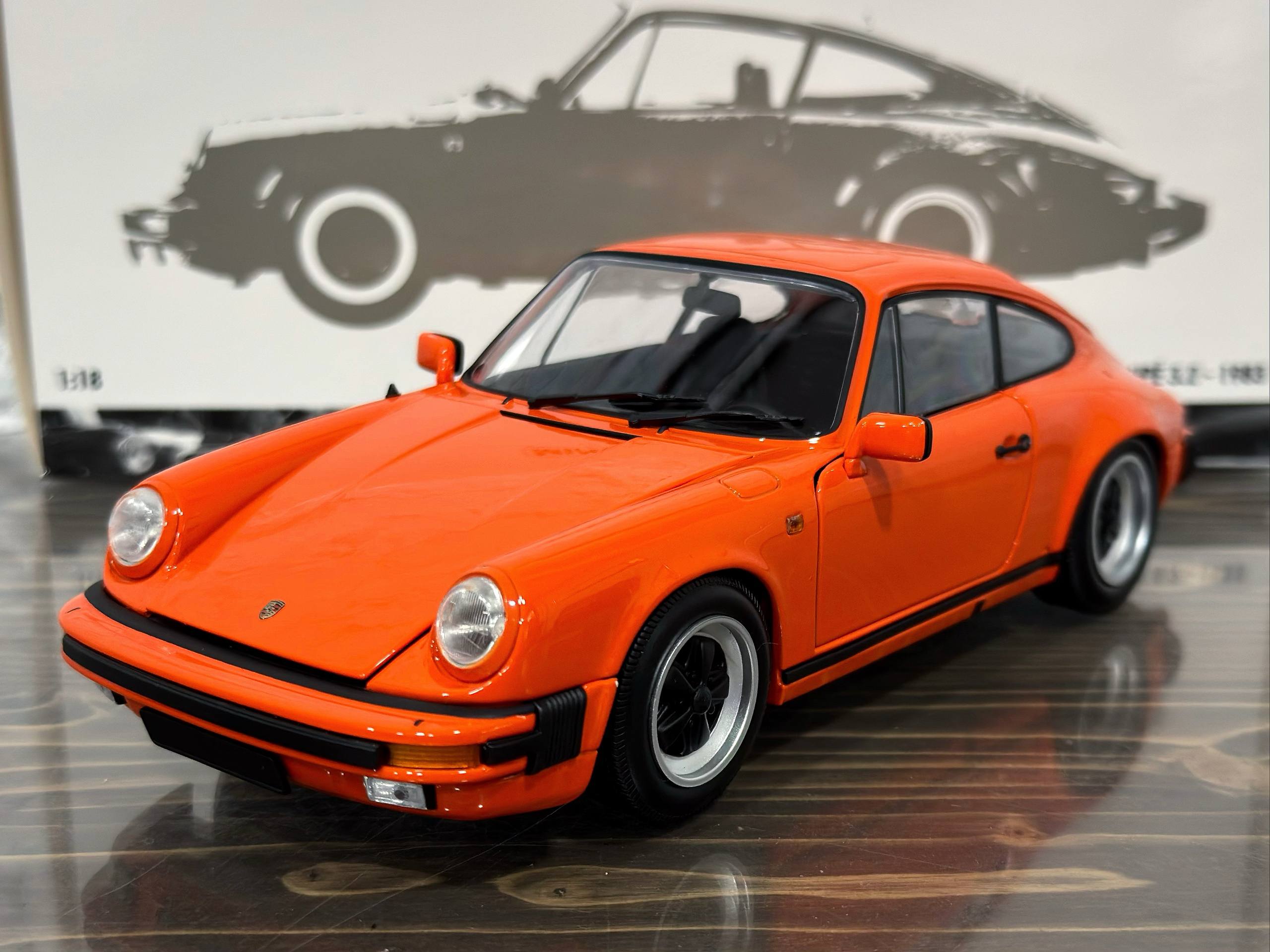 100063025 Minichamps Porche 911 Carrera Coupe 3.2 1983 Orange 1:18
