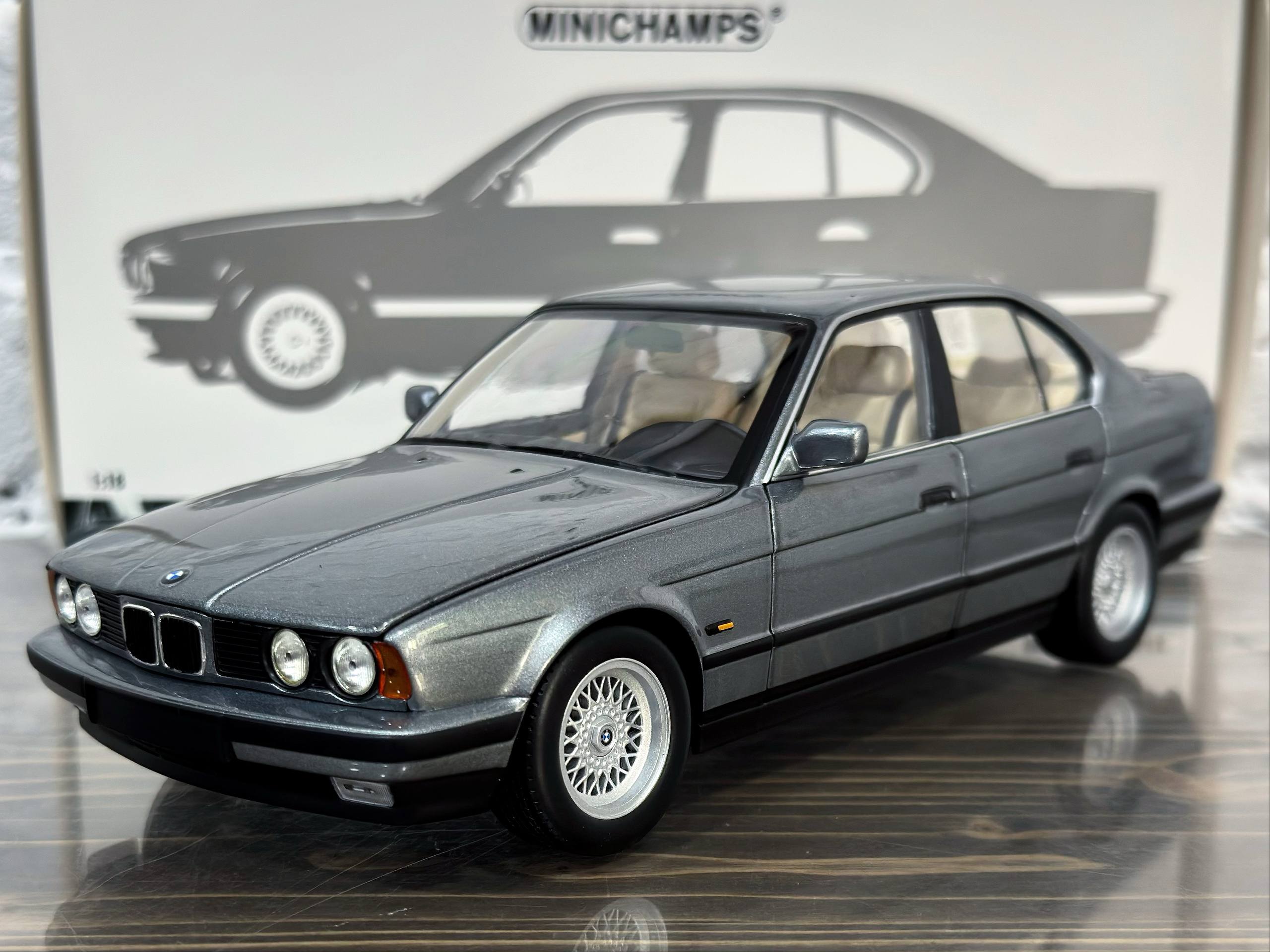 100024008 Minichamps BMW 535i (E34) 1988 Grey Metallic 1:18