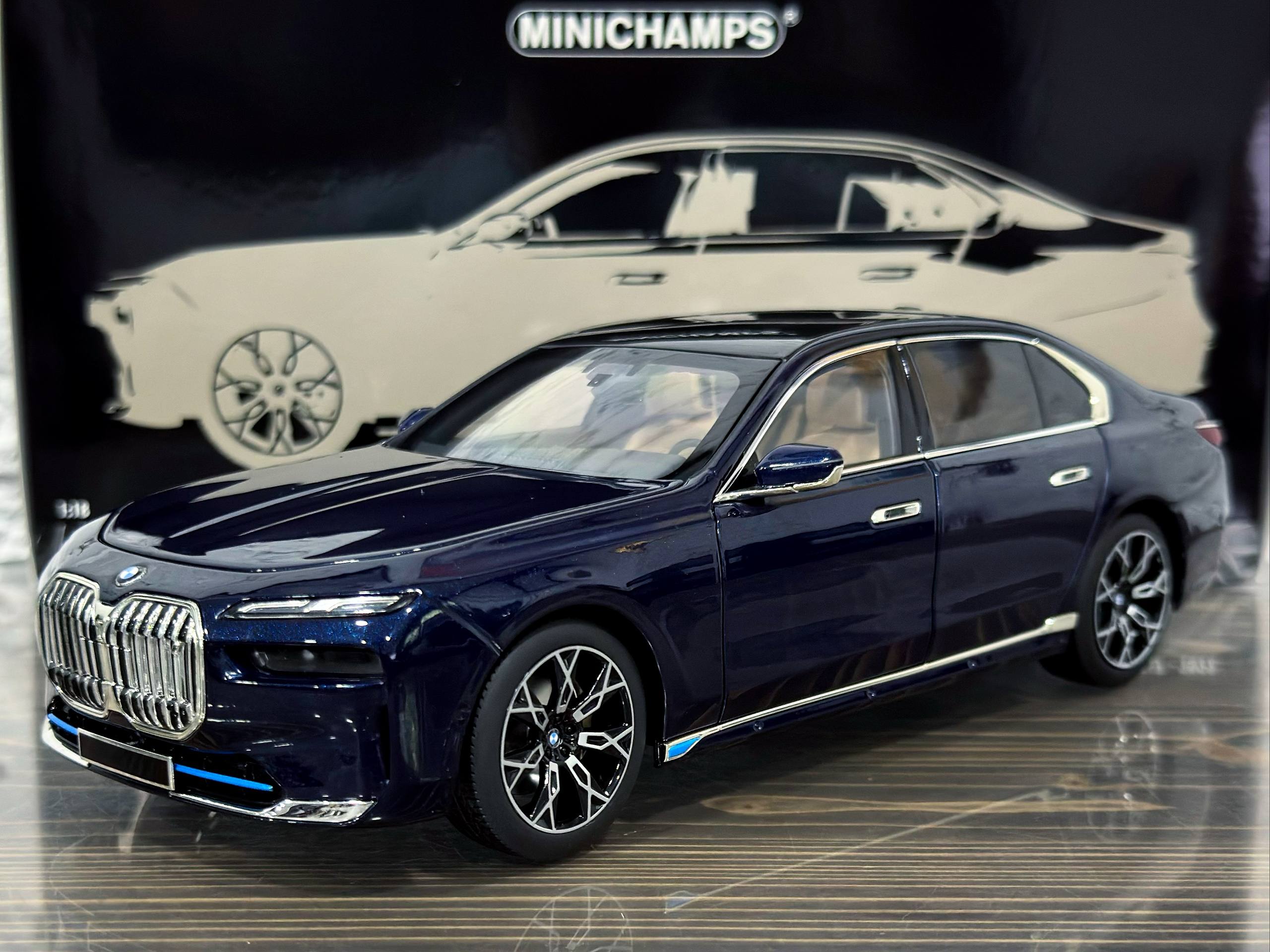 110023202 Minichamps BMW i7 2022 Blue Metallic 1:18