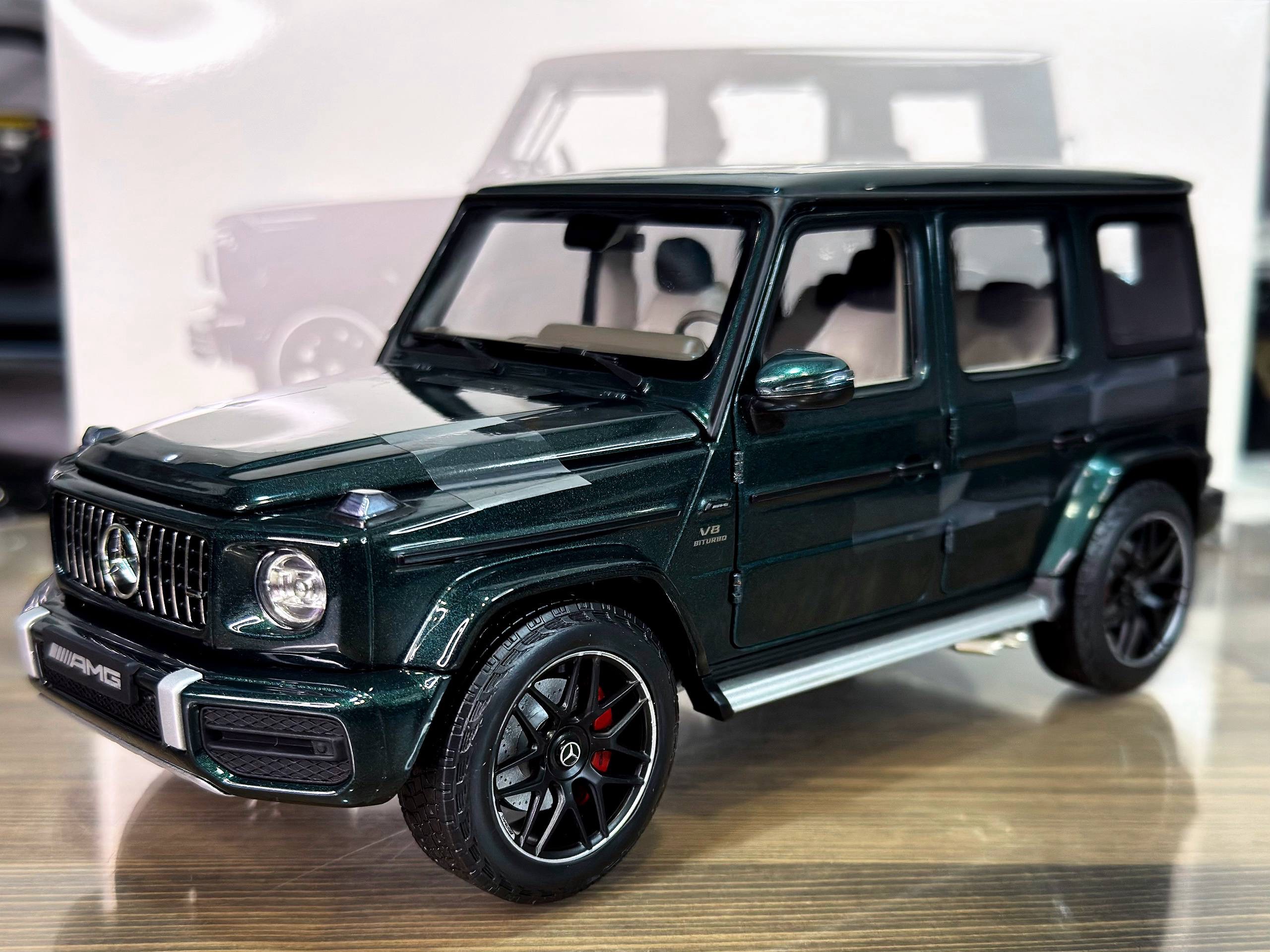 110037066 Minichamps Mercedes AMG G63 2018 Green Metallic 1:18