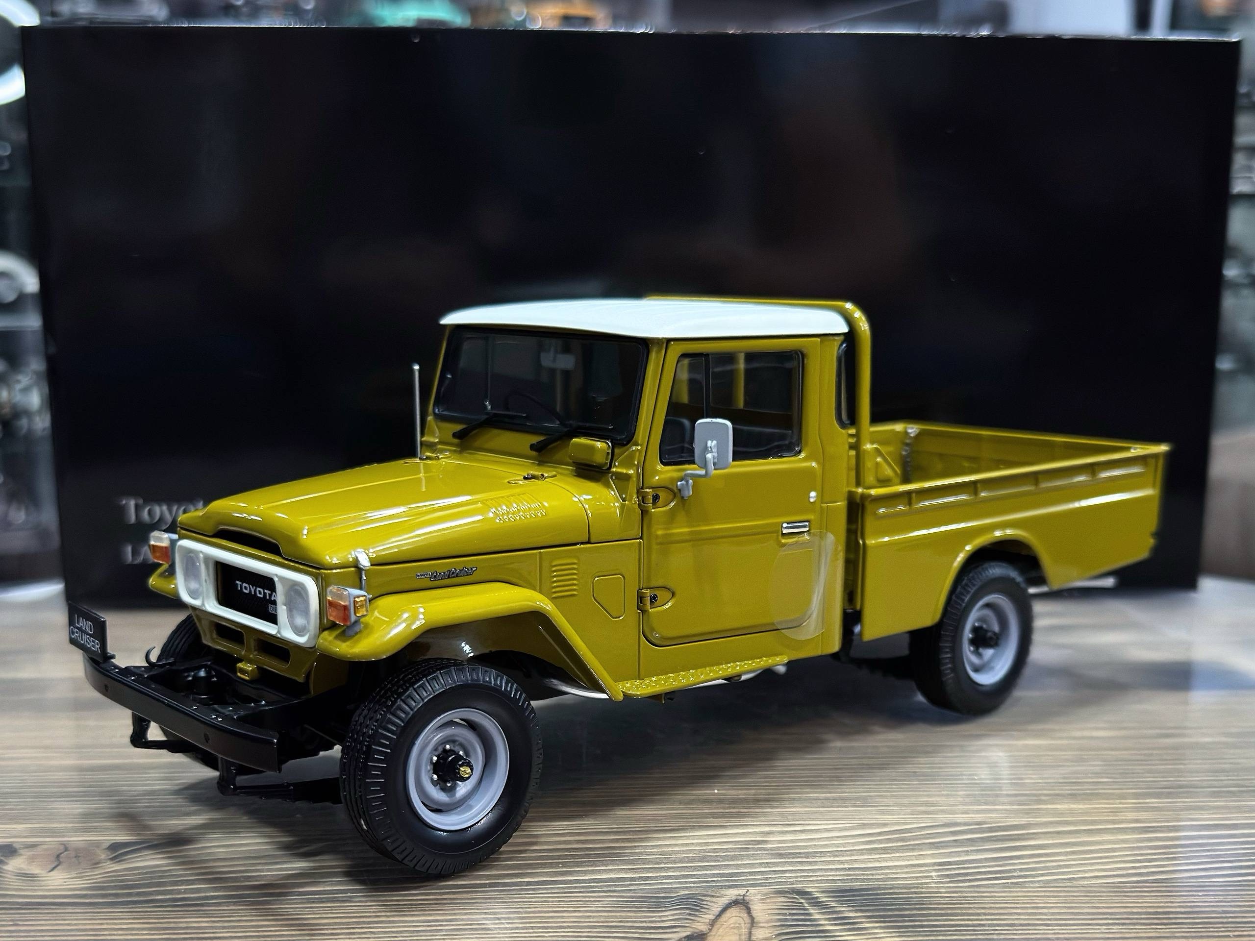 08958K Kyosho Toyota Land Cruiser 40 Pickup Beige 1:18