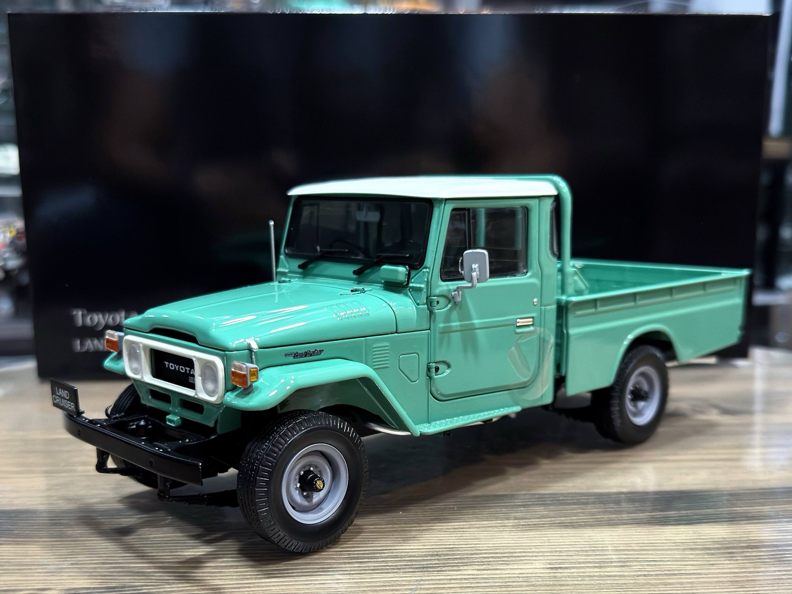 KYO08958 FG Kyosho Toyota Land Cruiser 40 Pickup Fashion Green 1:18