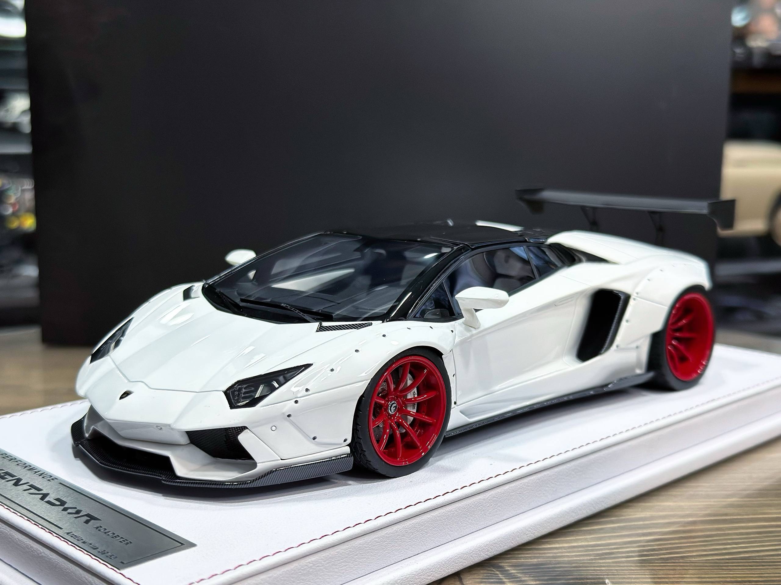 GL100LBAW GL Model Lamborghini Aventador Roadster Arctic White 1:18