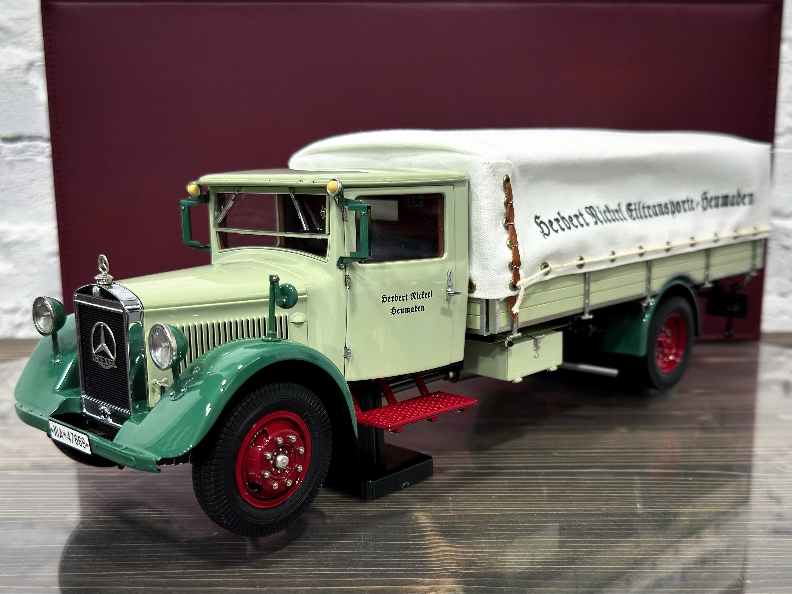 M-170 CMC Mercedes-Benz Lo 2750 Truck with tarpaulin 1933-1936 Green 1:18