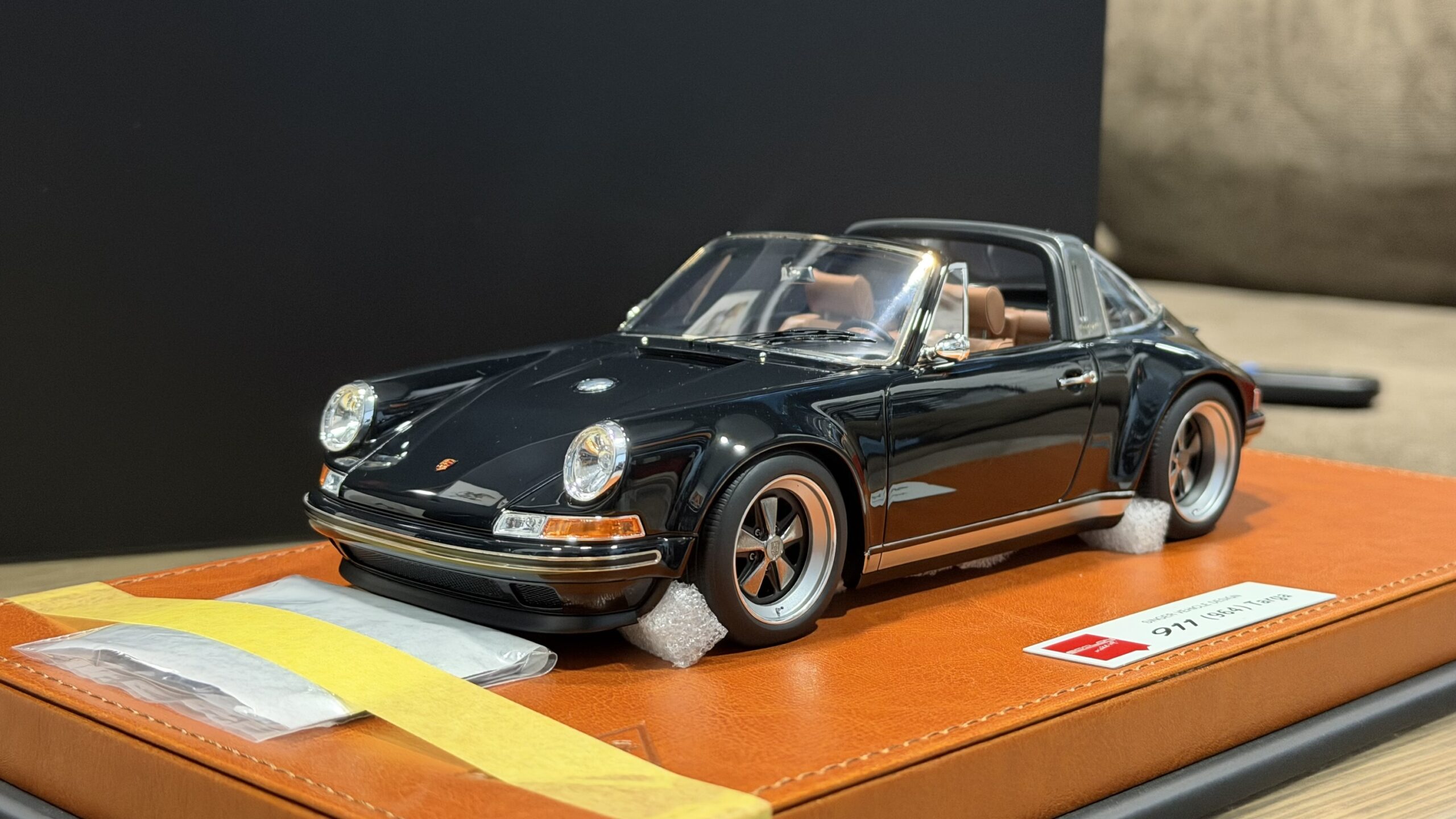 EML090I MakeUp Porsche Singer 911 (964) Coupe Gold 1:18