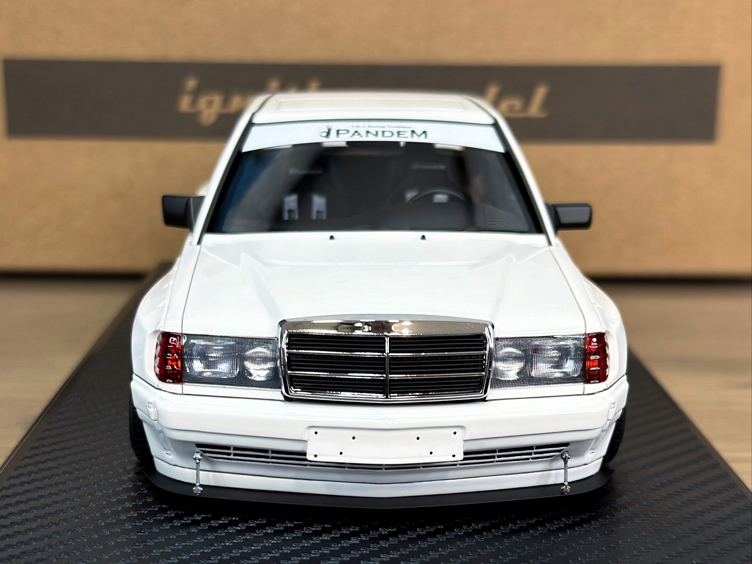IG3774 Ignition Model PANDEM Mercedes Benz 190 White 1:18 — изображение 2