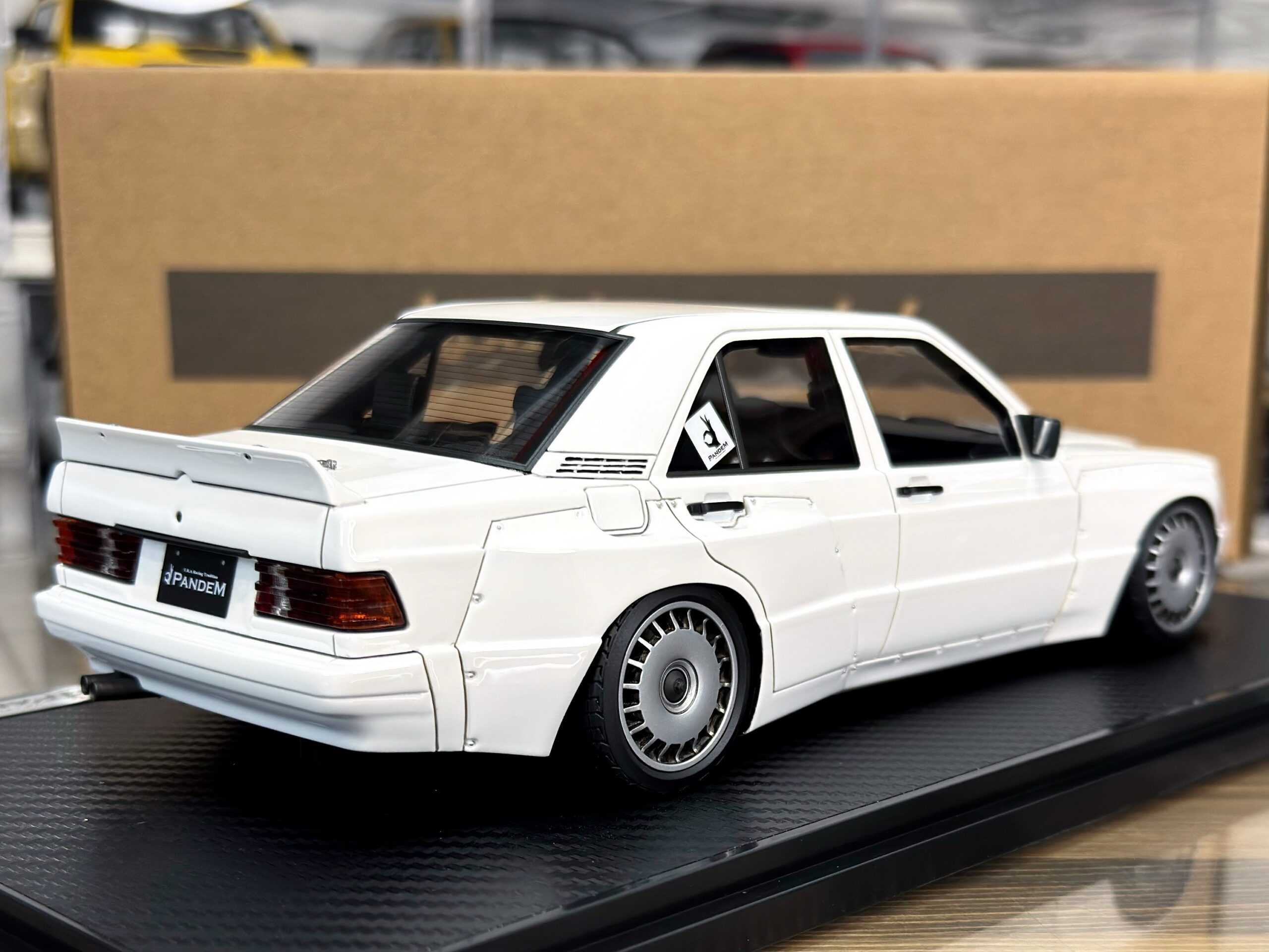 IG3774 Ignition Model PANDEM Mercedes Benz 190 White 1:18 — изображение 5