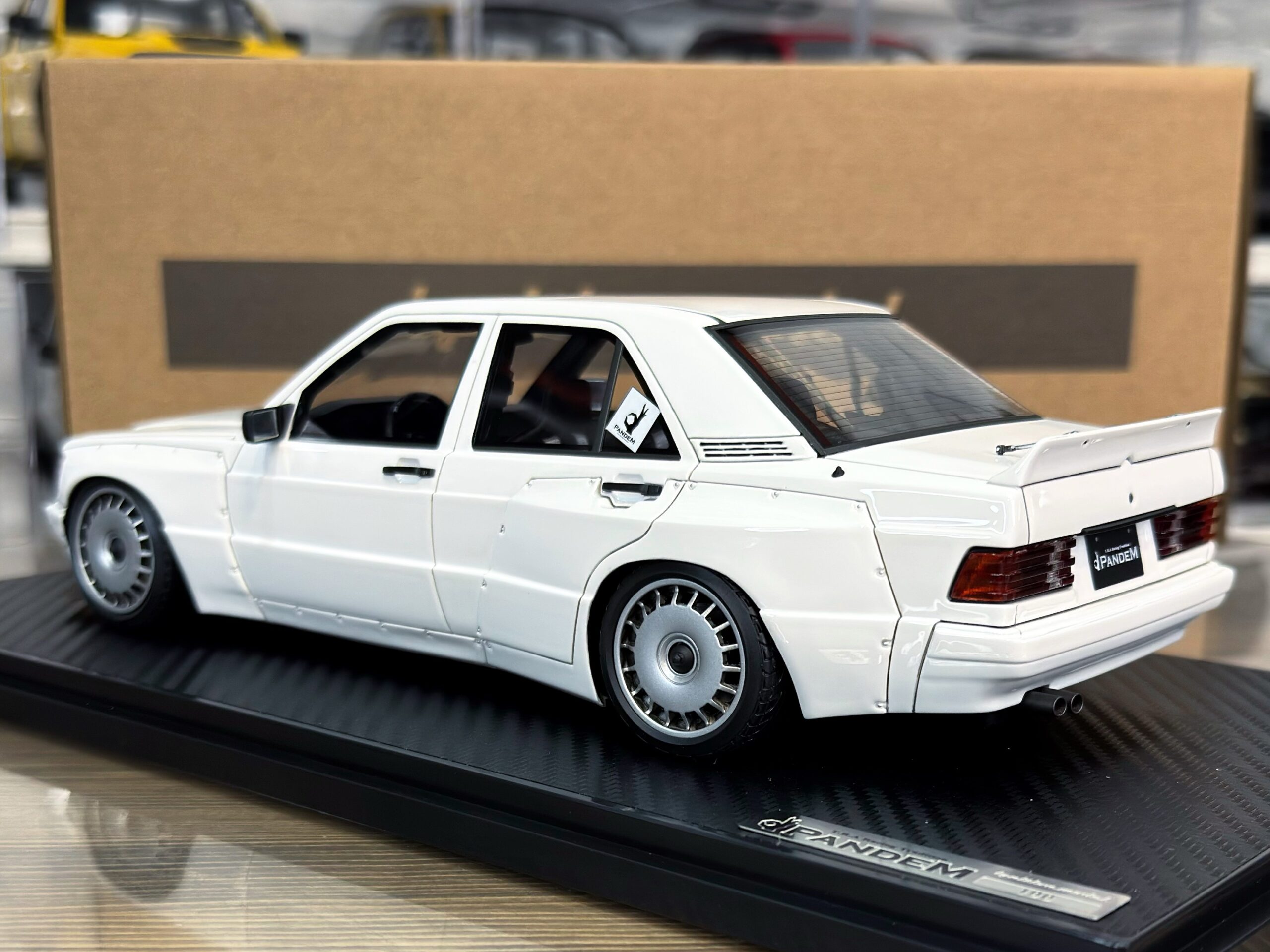 IG3774 Ignition Model PANDEM Mercedes Benz 190 White 1:18 — изображение 7