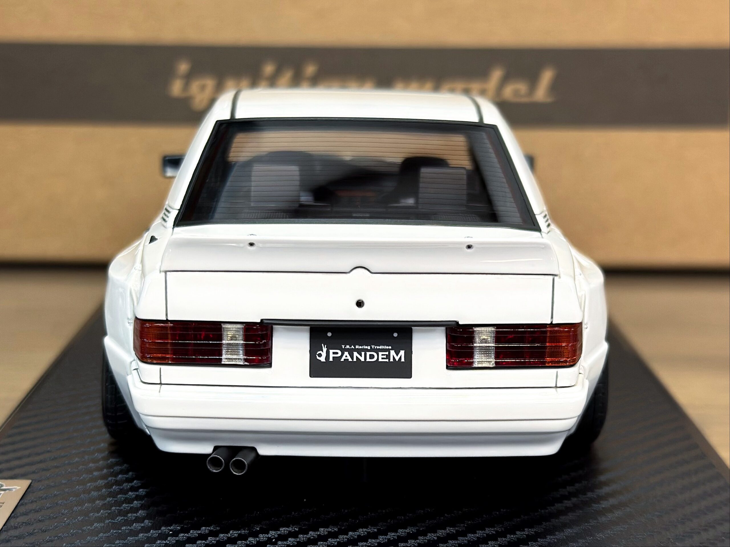 IG3774 Ignition Model PANDEM Mercedes Benz 190 White 1:18 — изображение 6