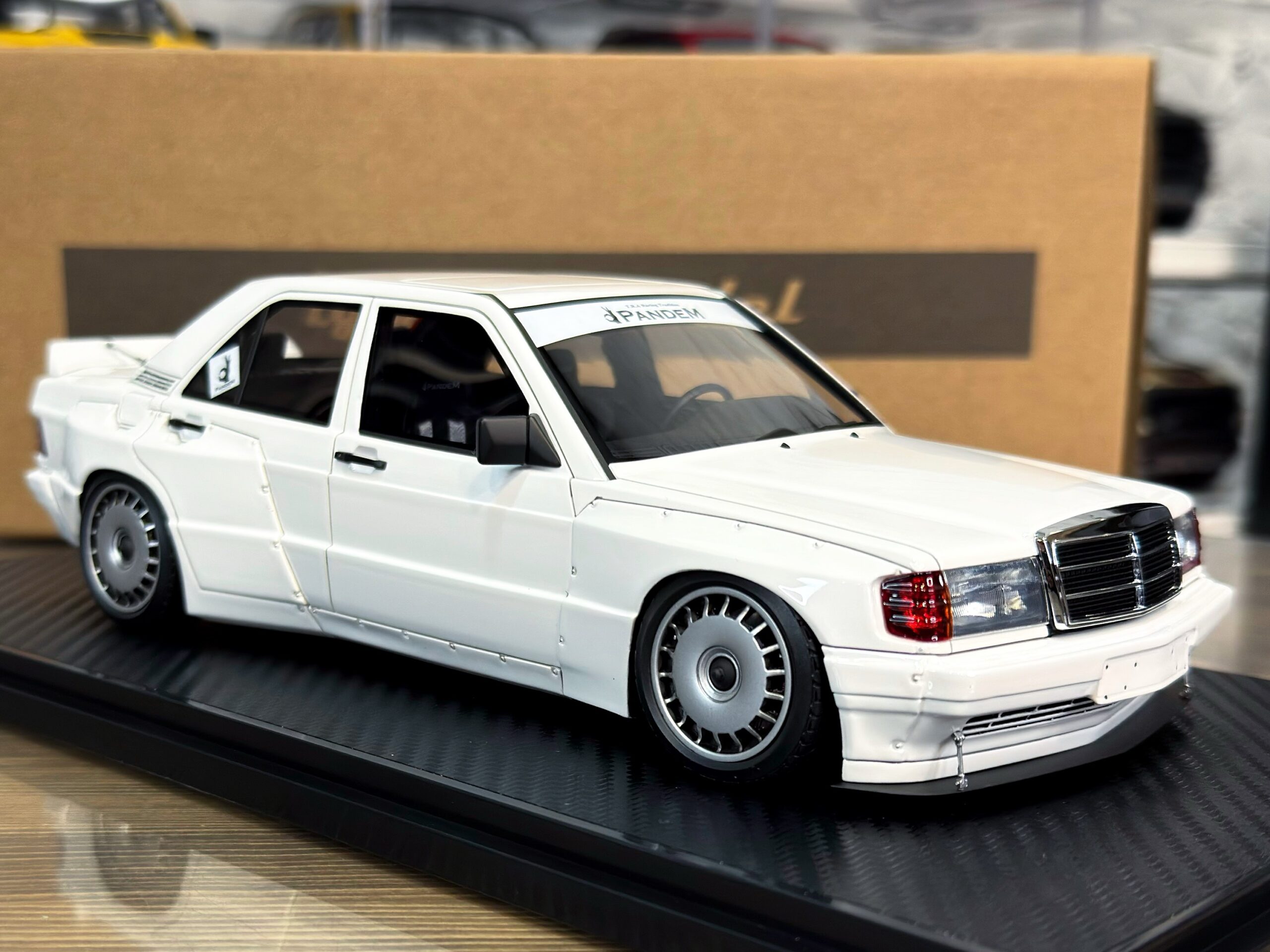 IG3774 Ignition Model PANDEM Mercedes Benz 190 White 1:18 — изображение 3