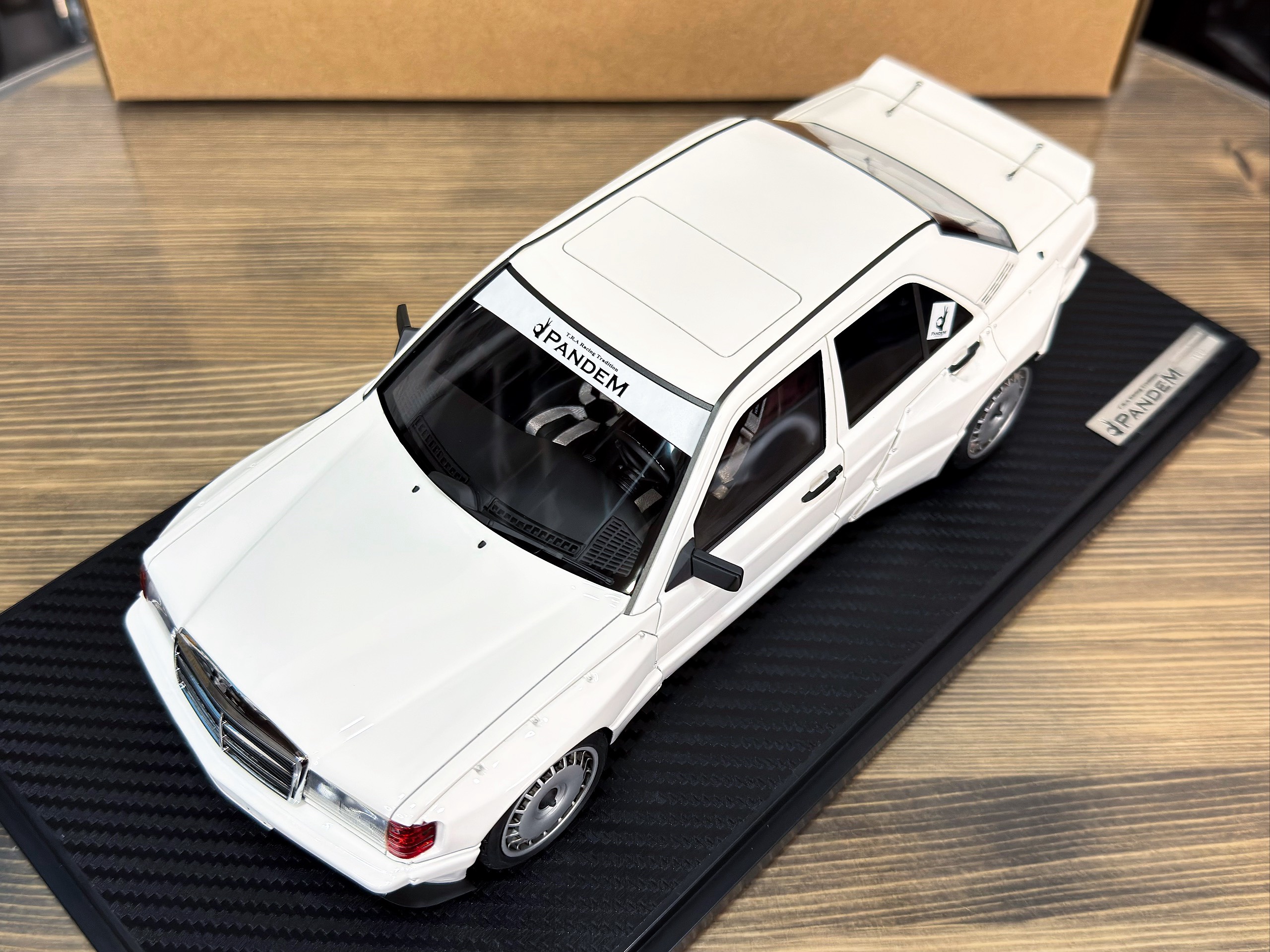 IG3774 Ignition Model PANDEM Mercedes Benz 190 White 1:18 — изображение 9