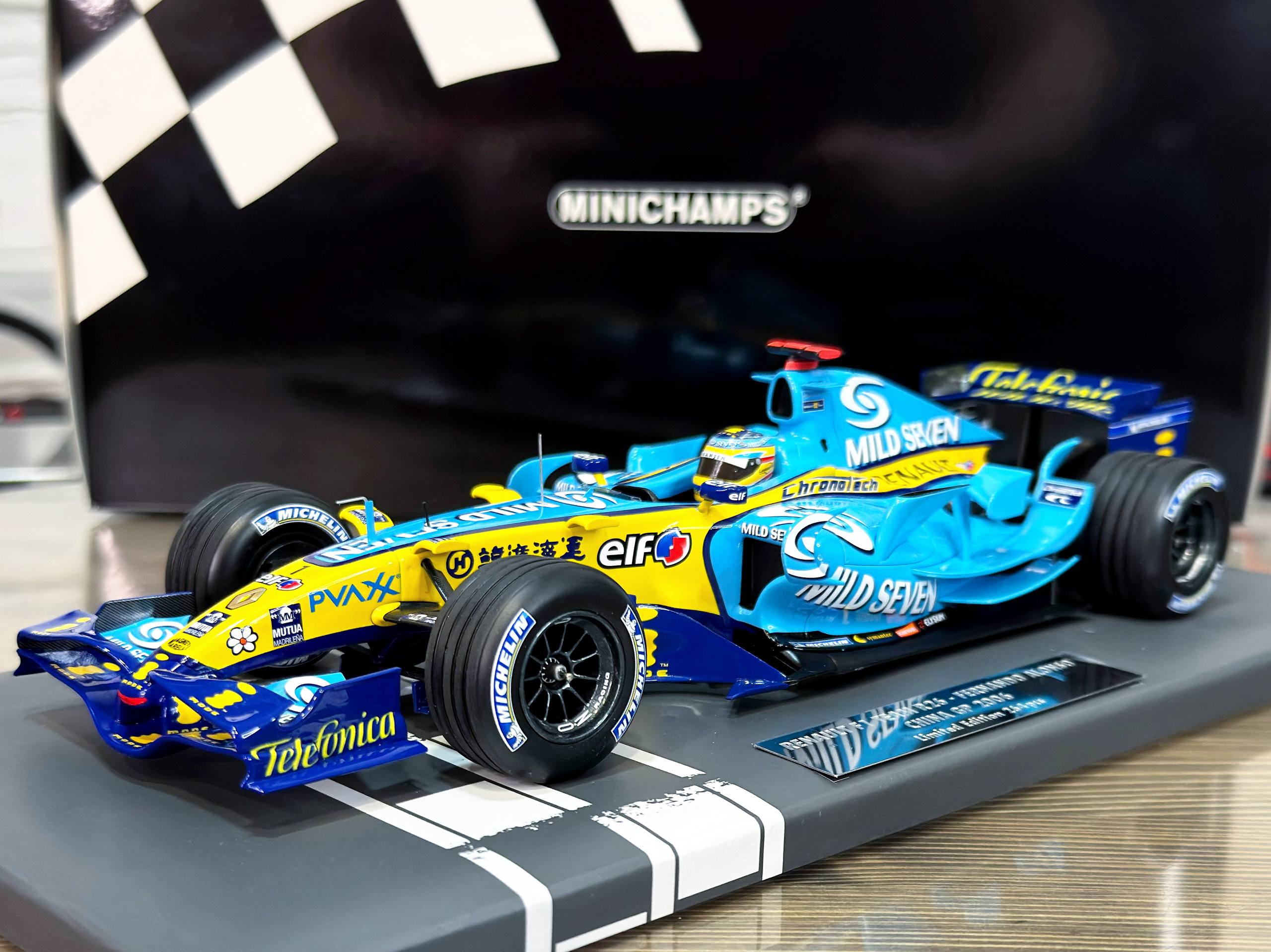 117061601 Minichamps Renault F1 Team R26 Fernando Alonso China GP 2006 1:18
