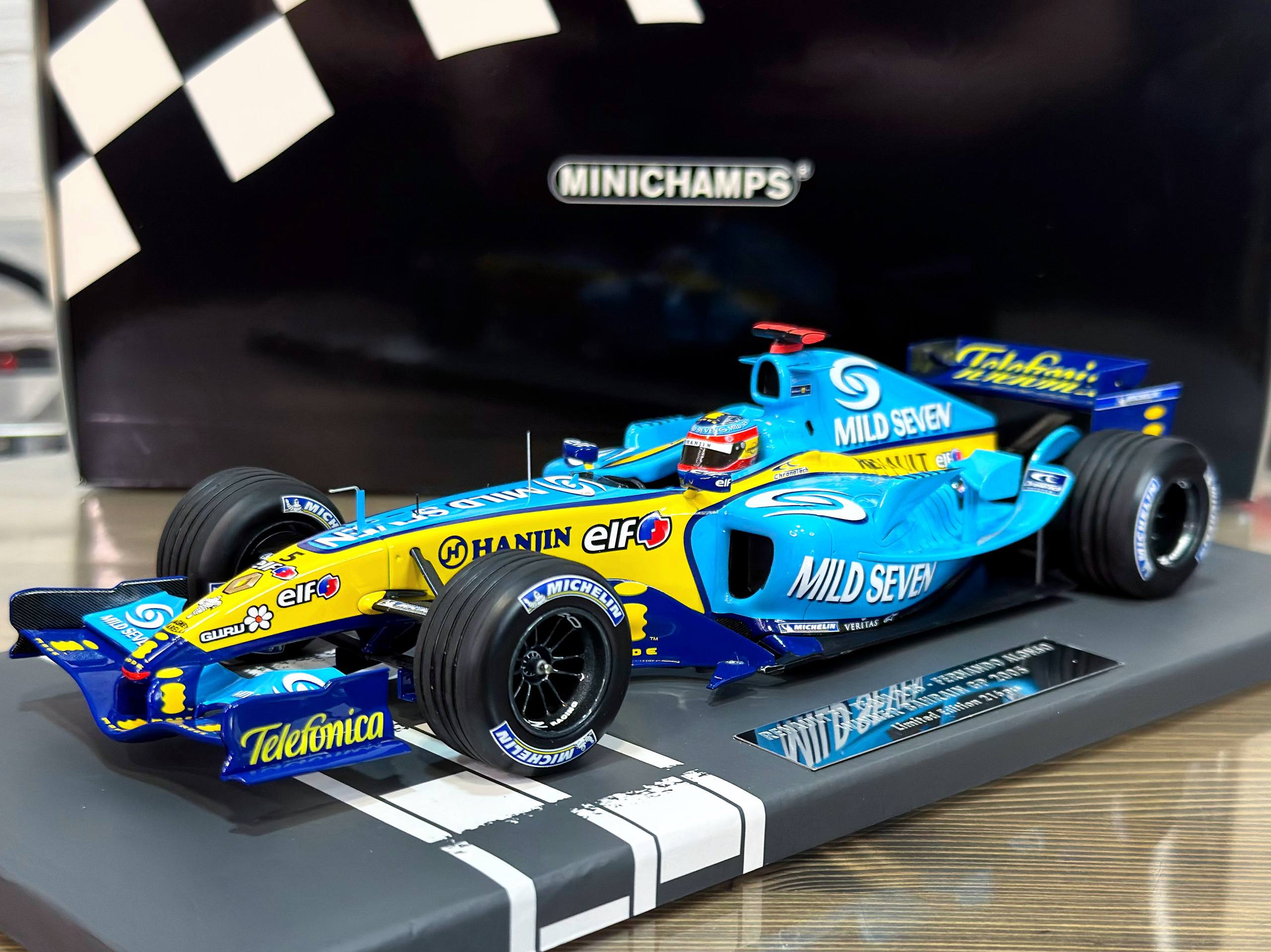 117050305 Minichamps Renault F1 Team R25 Fernando Alonso Winner Bahrain GP 2005 1:18