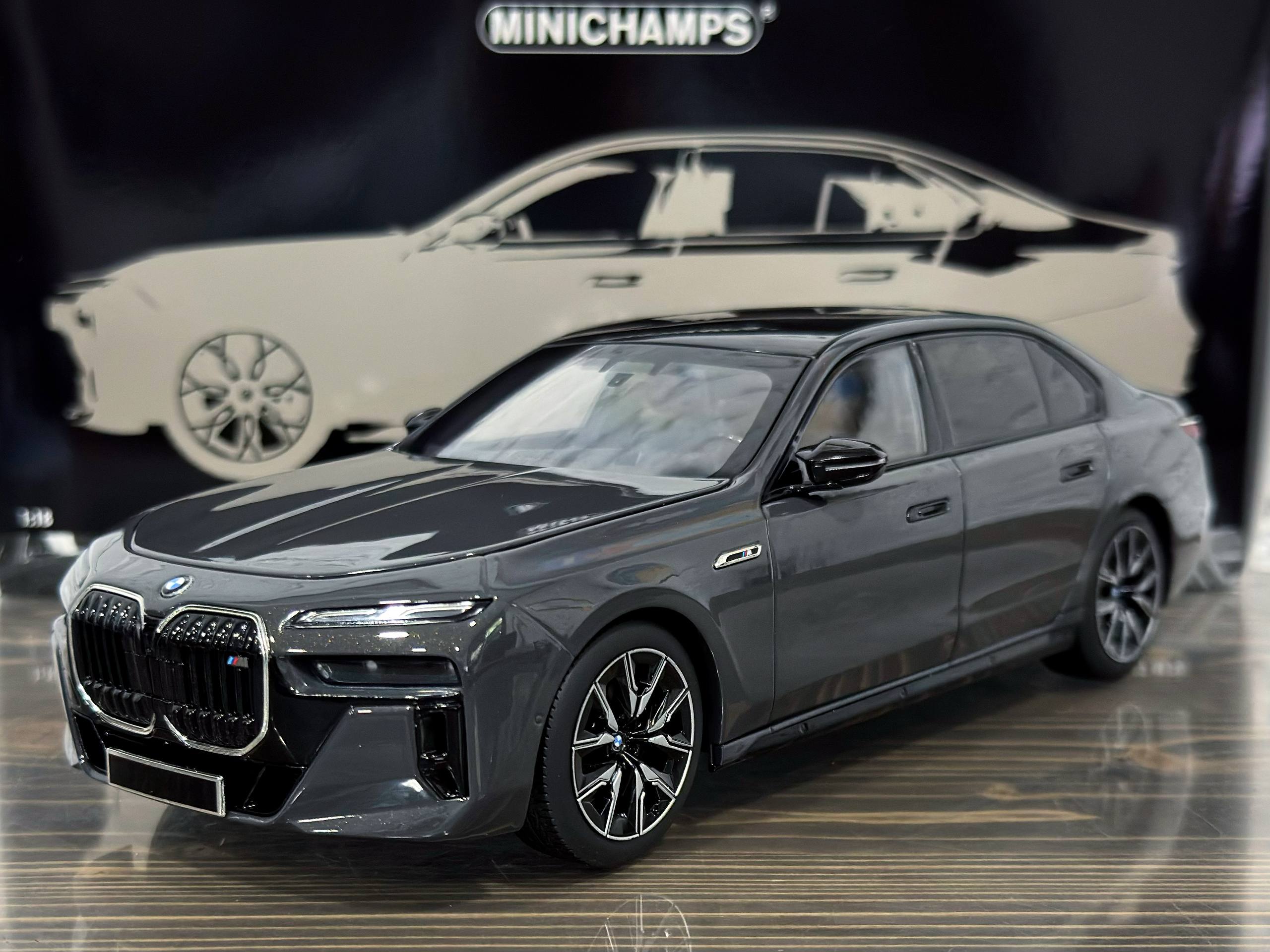 110023700 Minichamps BMW i7 M70 G70 2024 Grey Metallic 1:18