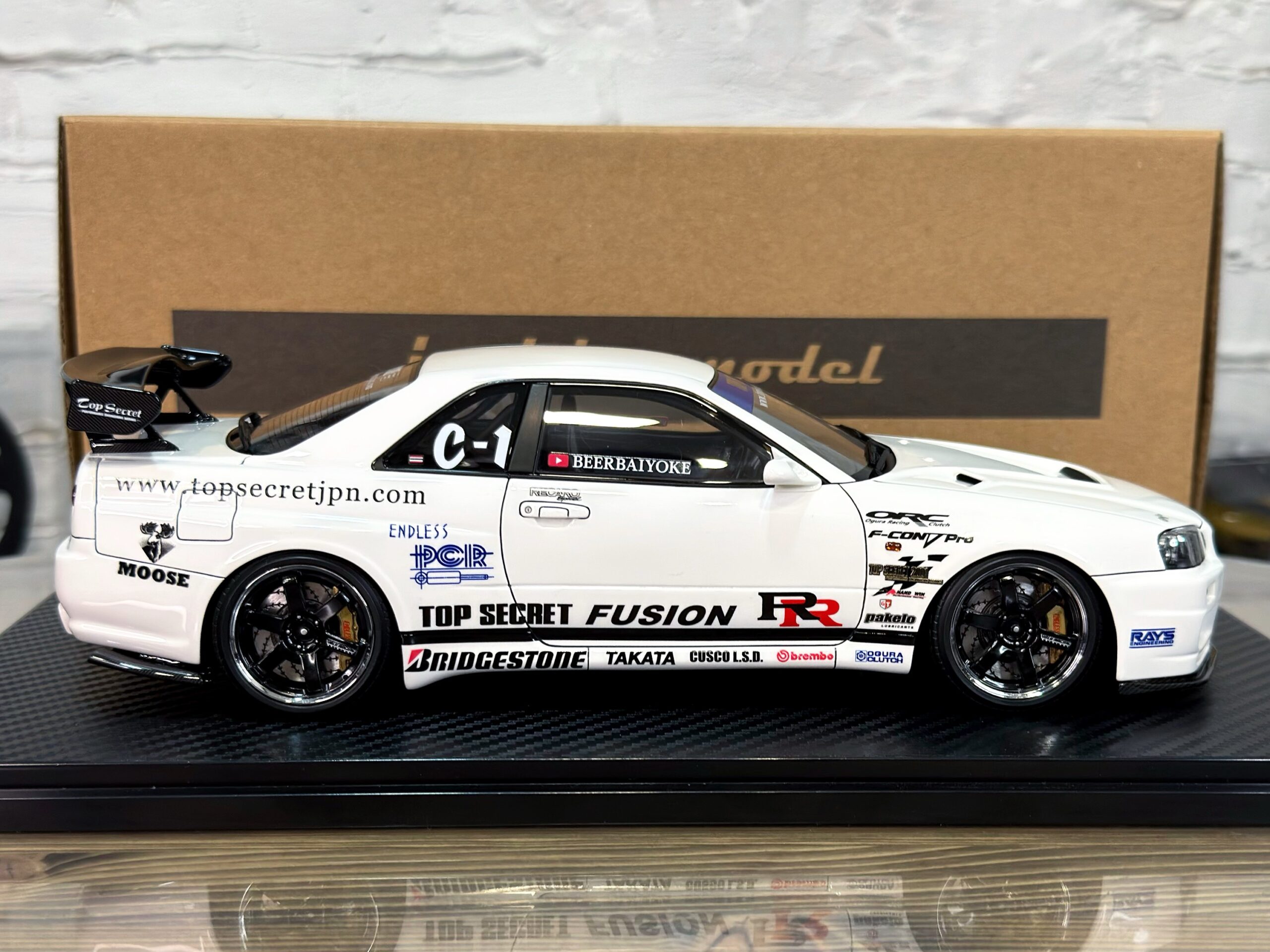 IG3849 Ignition Model TOP SECRET Nissan Skyline 34GT-R (BNR34) White 1:18 — изображение 4