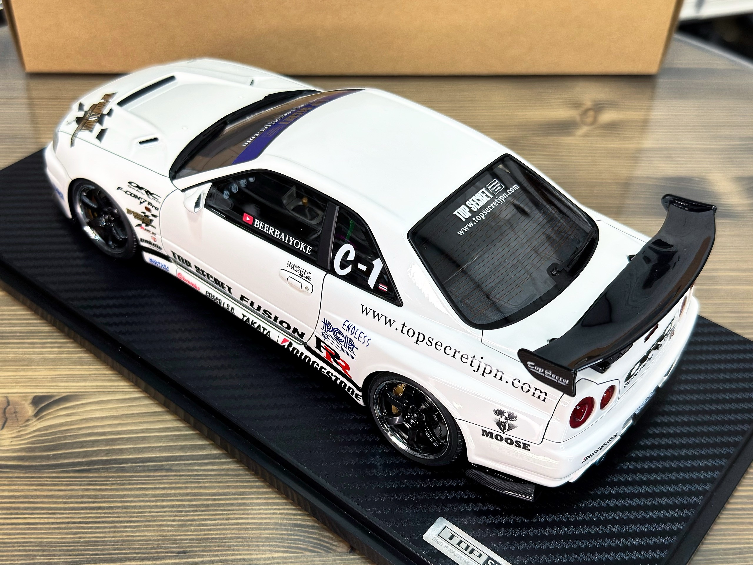 IG3849 Ignition Model TOP SECRET Nissan Skyline 34GT-R (BNR34) White 1:18 — изображение 10