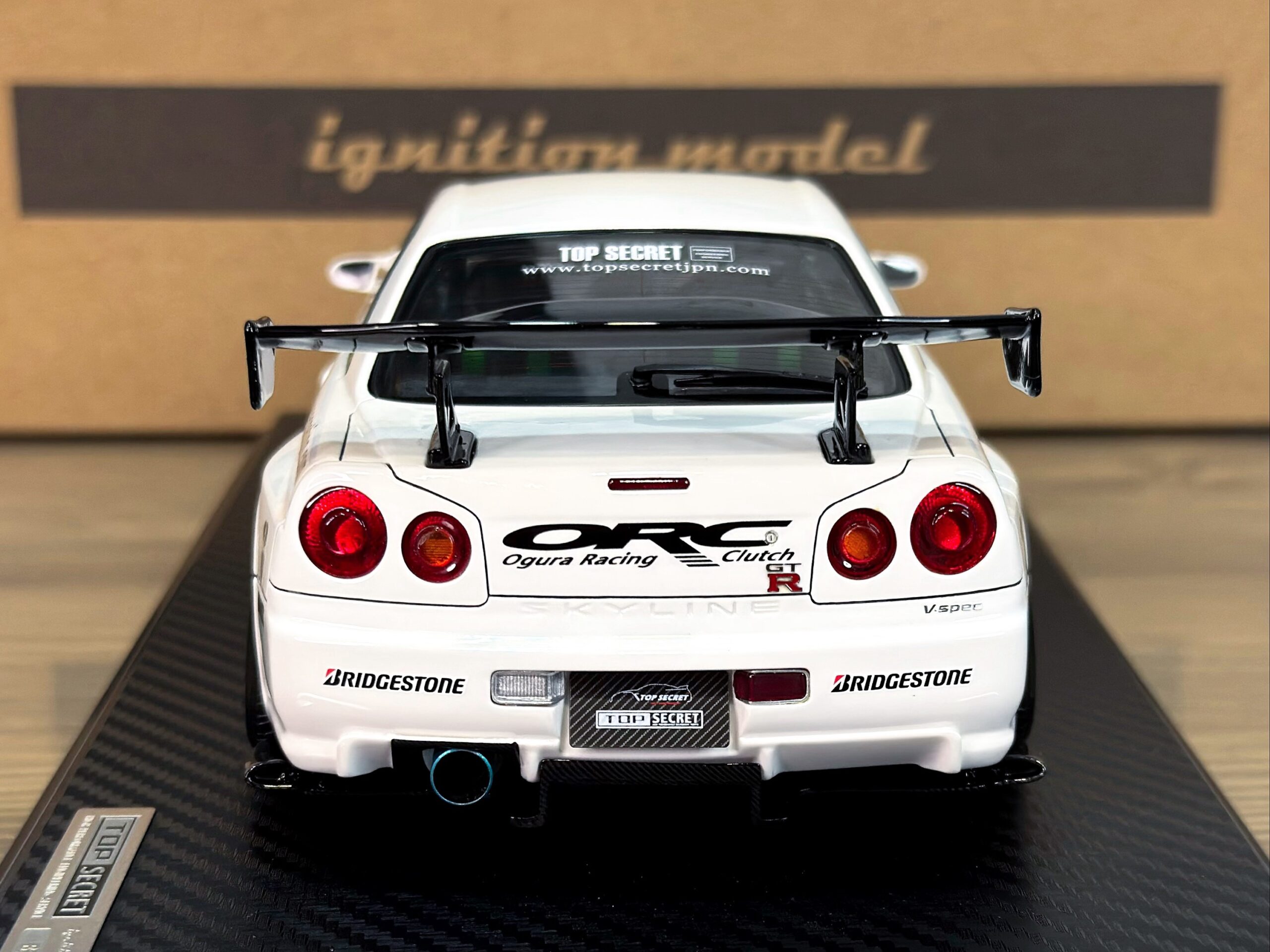 IG3849 Ignition Model TOP SECRET Nissan Skyline 34GT-R (BNR34) White 1:18 — изображение 6