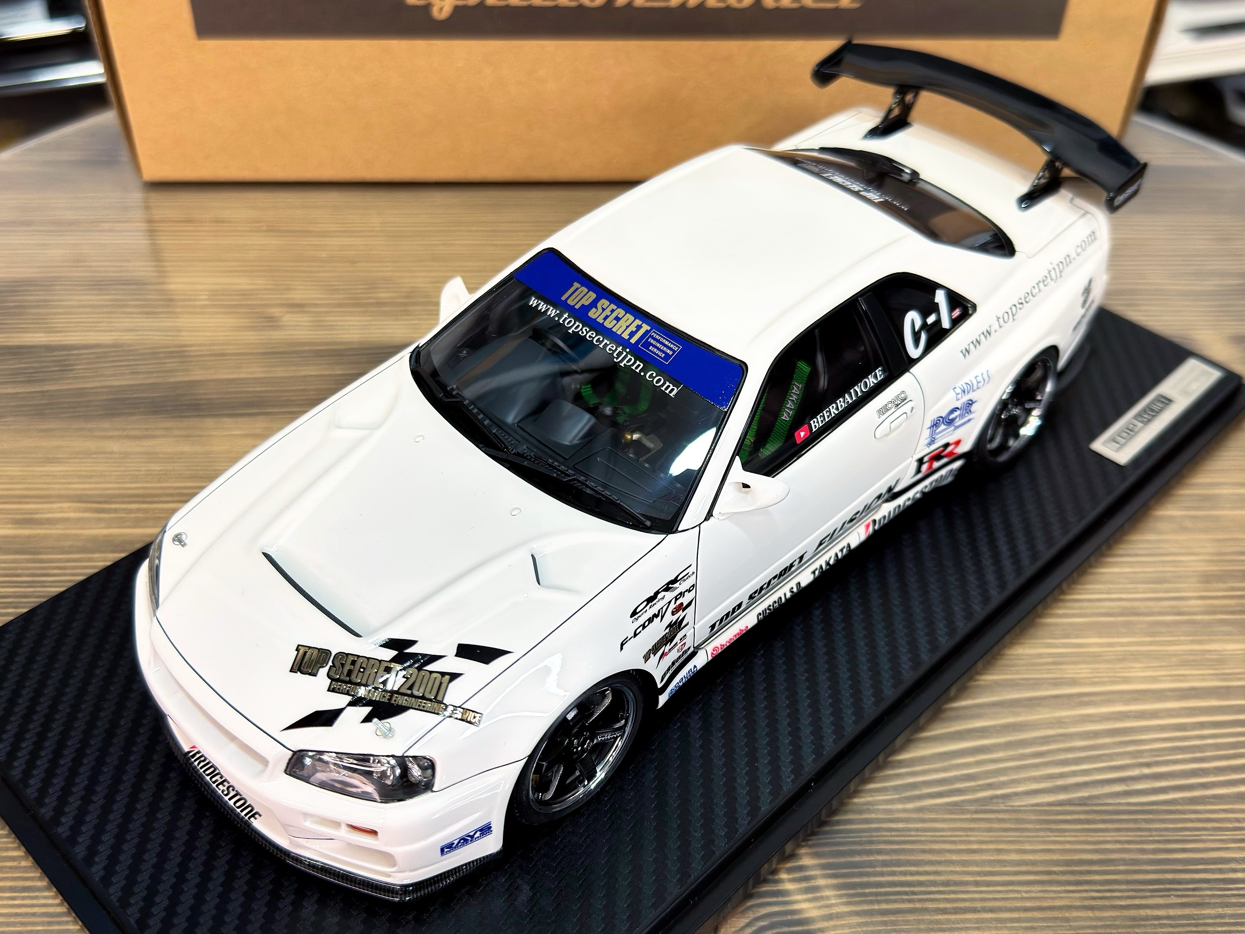 IG3849 Ignition Model TOP SECRET Nissan Skyline 34GT-R (BNR34) White 1:18 — изображение 9