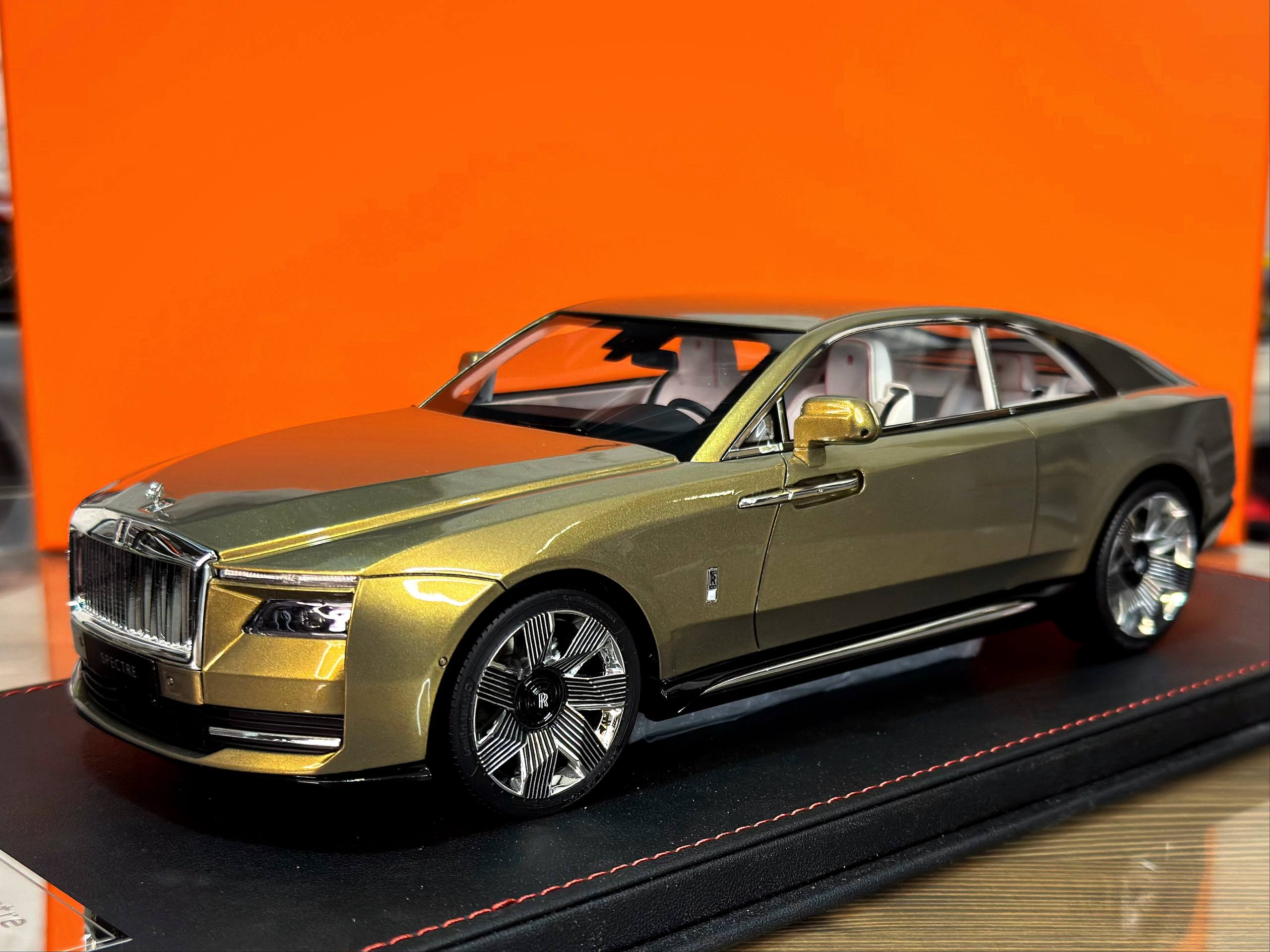 DF Model Rolls Royce Spectre Gold 1:18