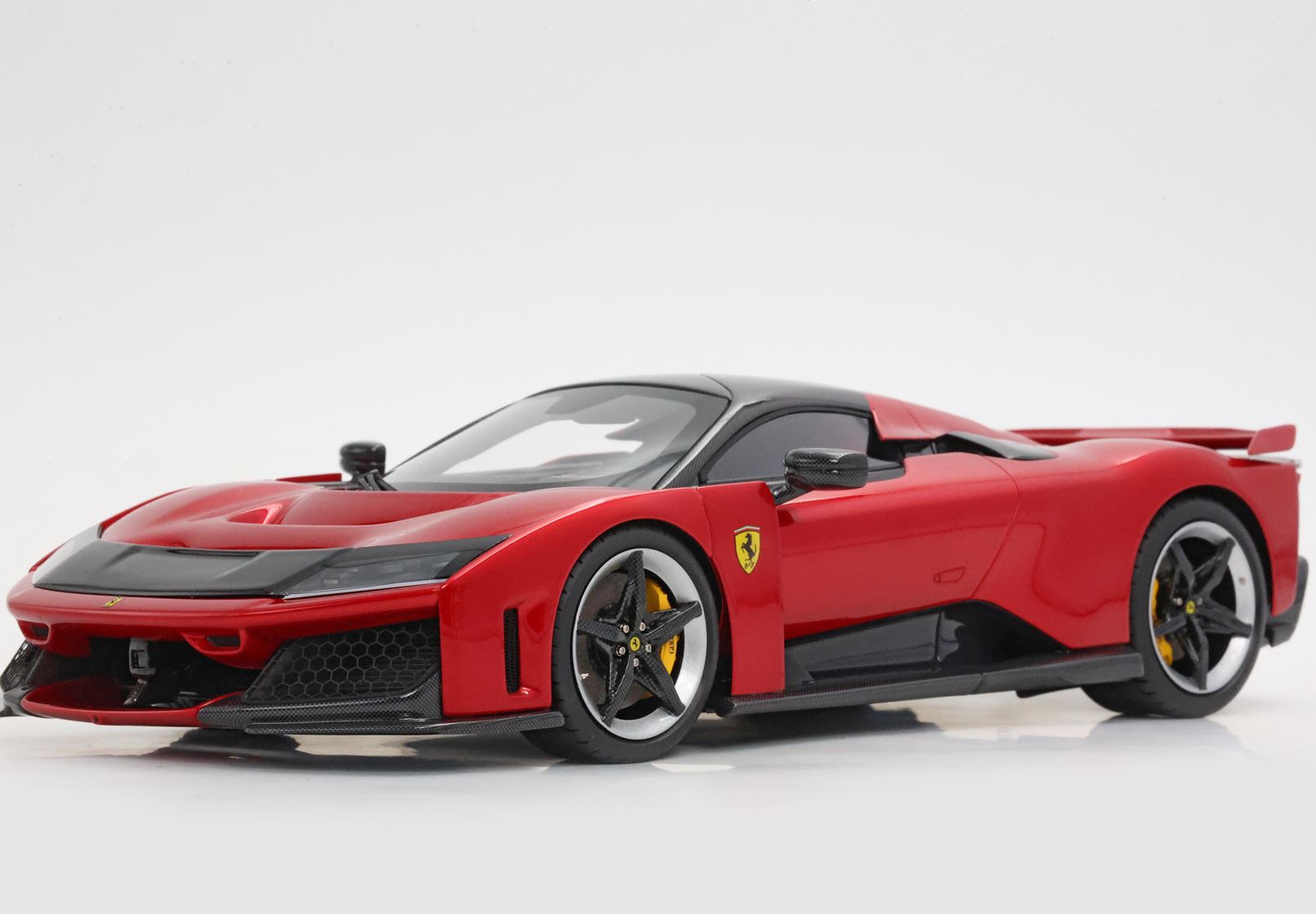P18253H BBR Models Ferrari F80 Carbon Optional Rosso Supercar Bicolor Wheels Silver And Carbon 1:18 — изображение 3