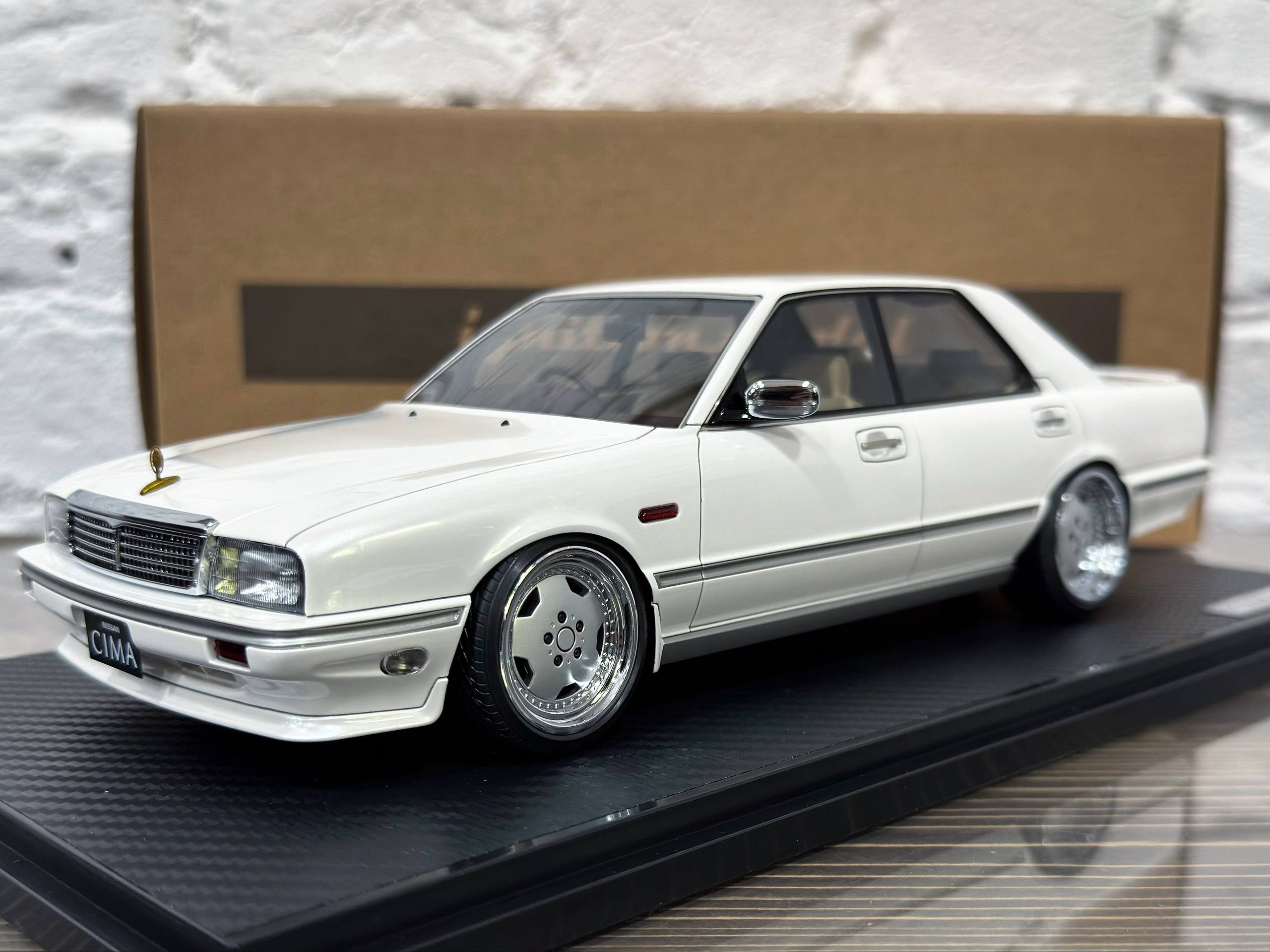 IG3903 Ignition Model Nissan Cedric Cima (Y31) Pearl White 1:18