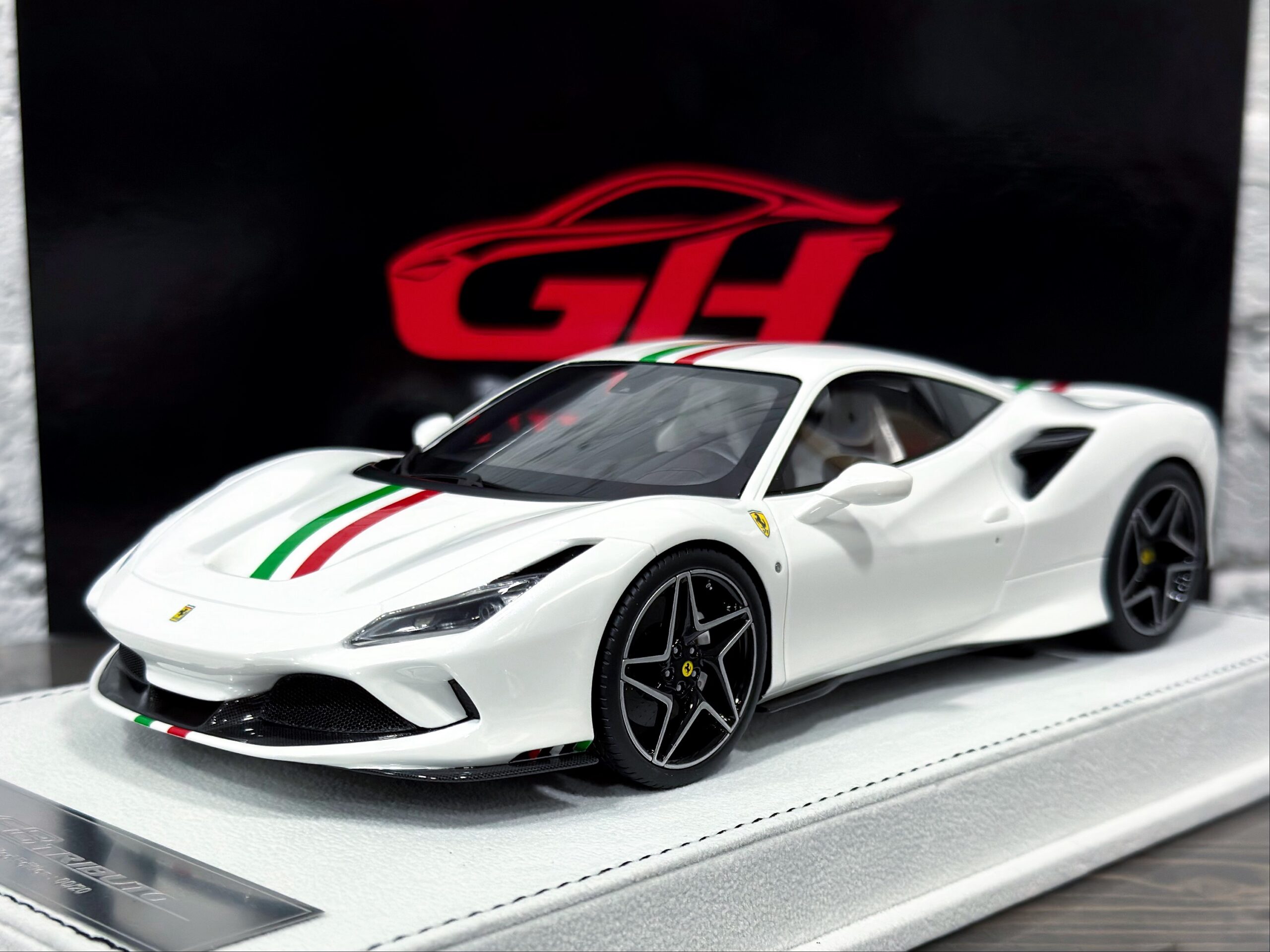 GH Model Ferrari F8 Tributo Pearl White/Italia Stripe 1:18