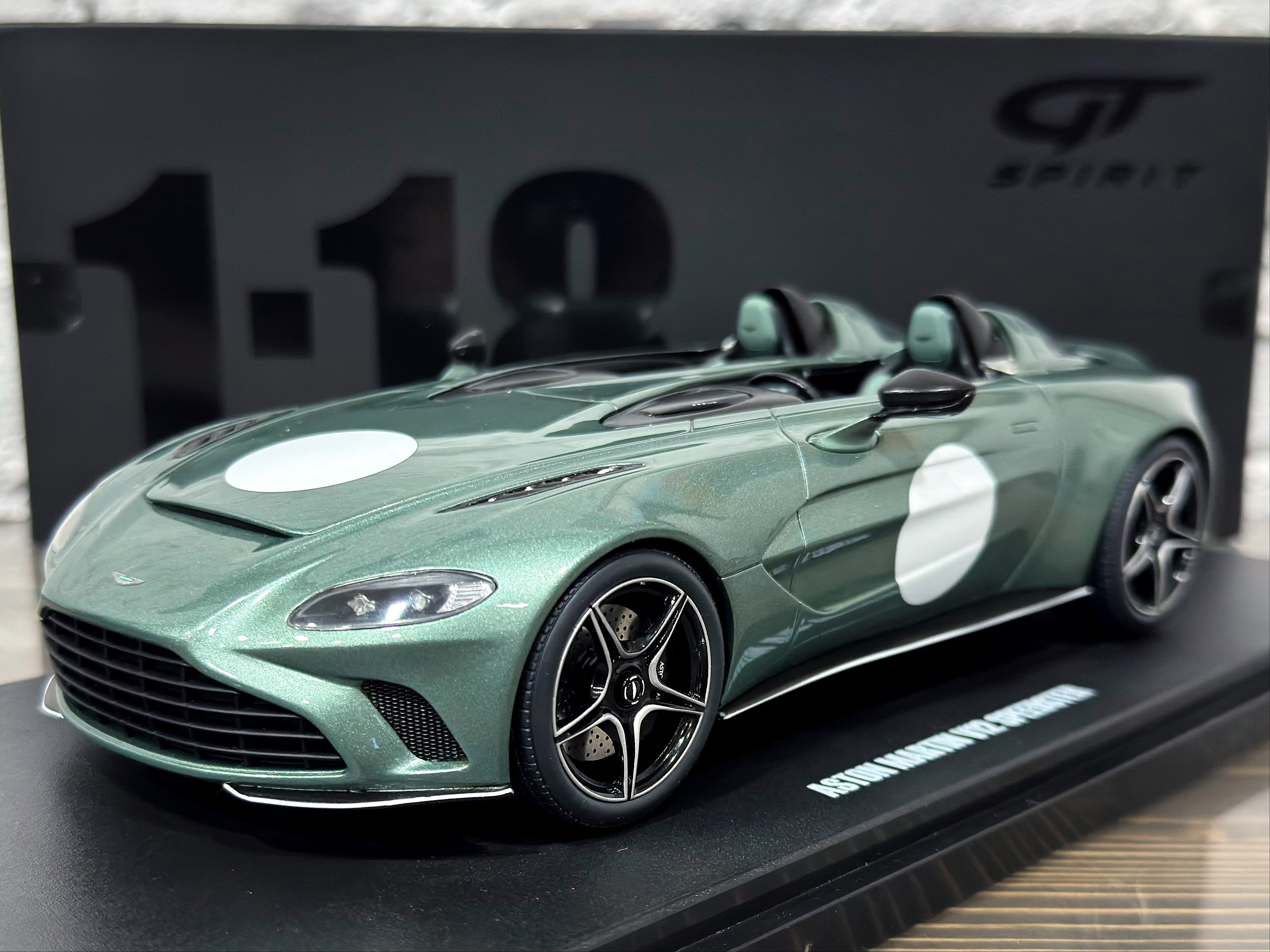 GT906 GT Spirit Aston Martin V12 Speedster Racing Green 2023 1:18