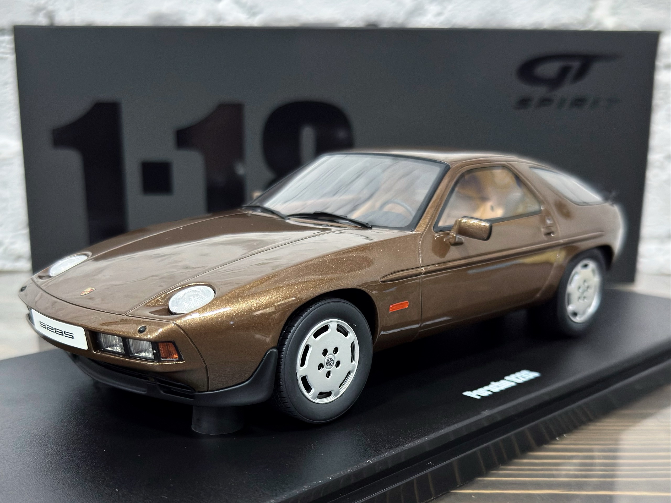 GT1005 GT Spirit Porsche 928 S Tabacco Metallic 1981 1:18
