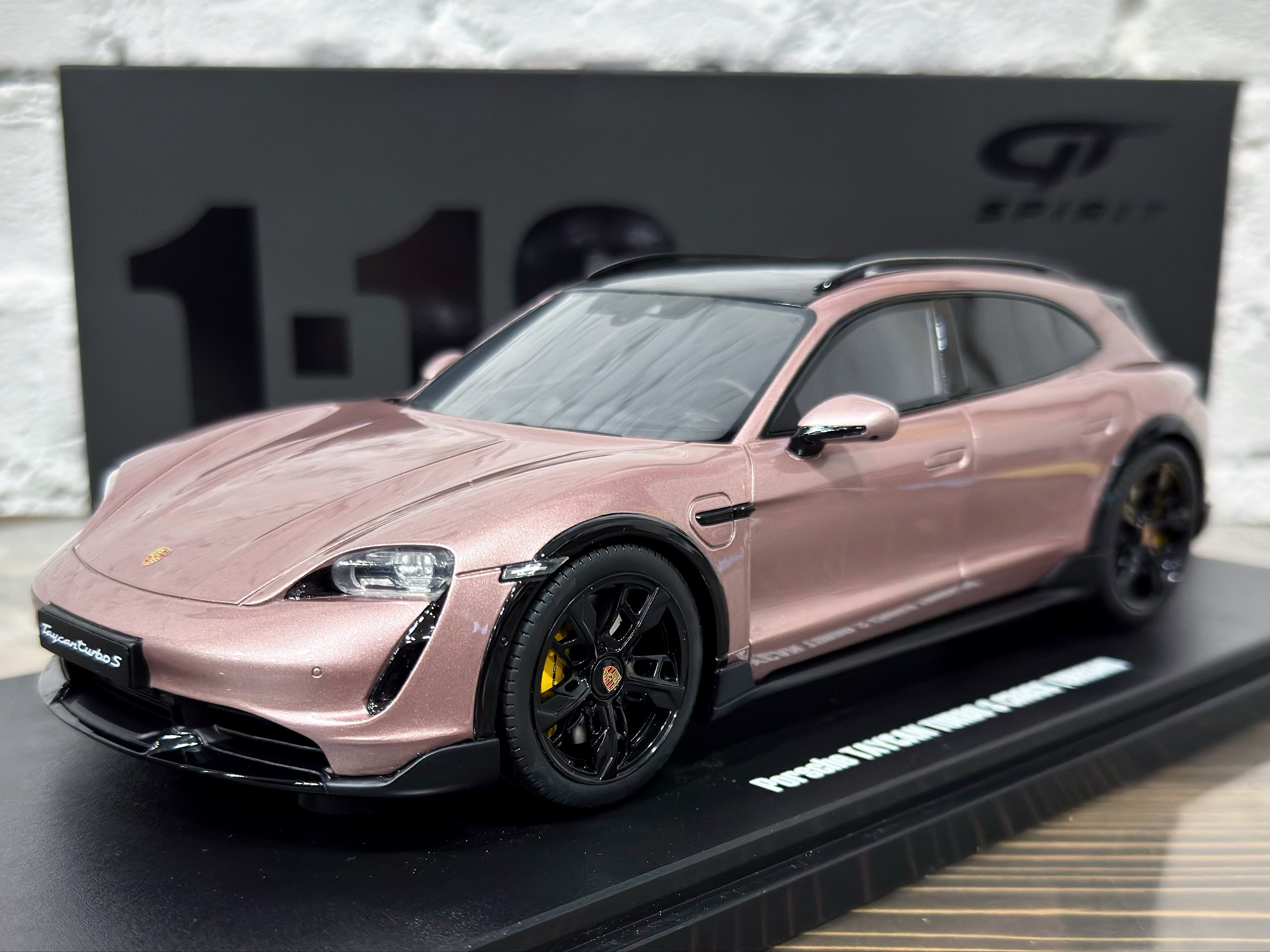 GT440 GT Spirit Porsche Taycan Turbo S Cross Turismo Frozen Berry Metallic 2022 1:18