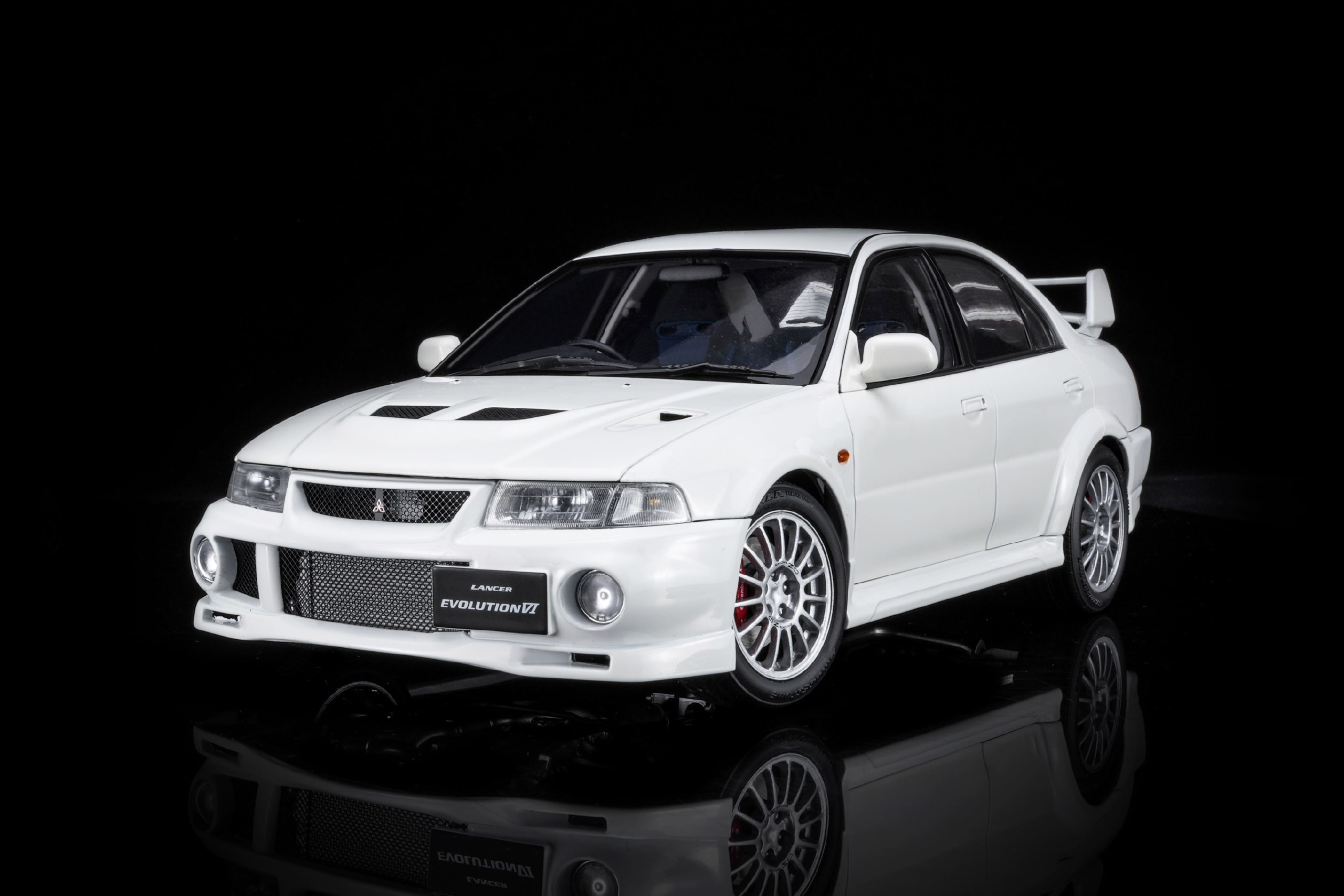 M84201 Motorhelix MItsubishi Lancer Evolution VI G.S.R Scotia White 1:18