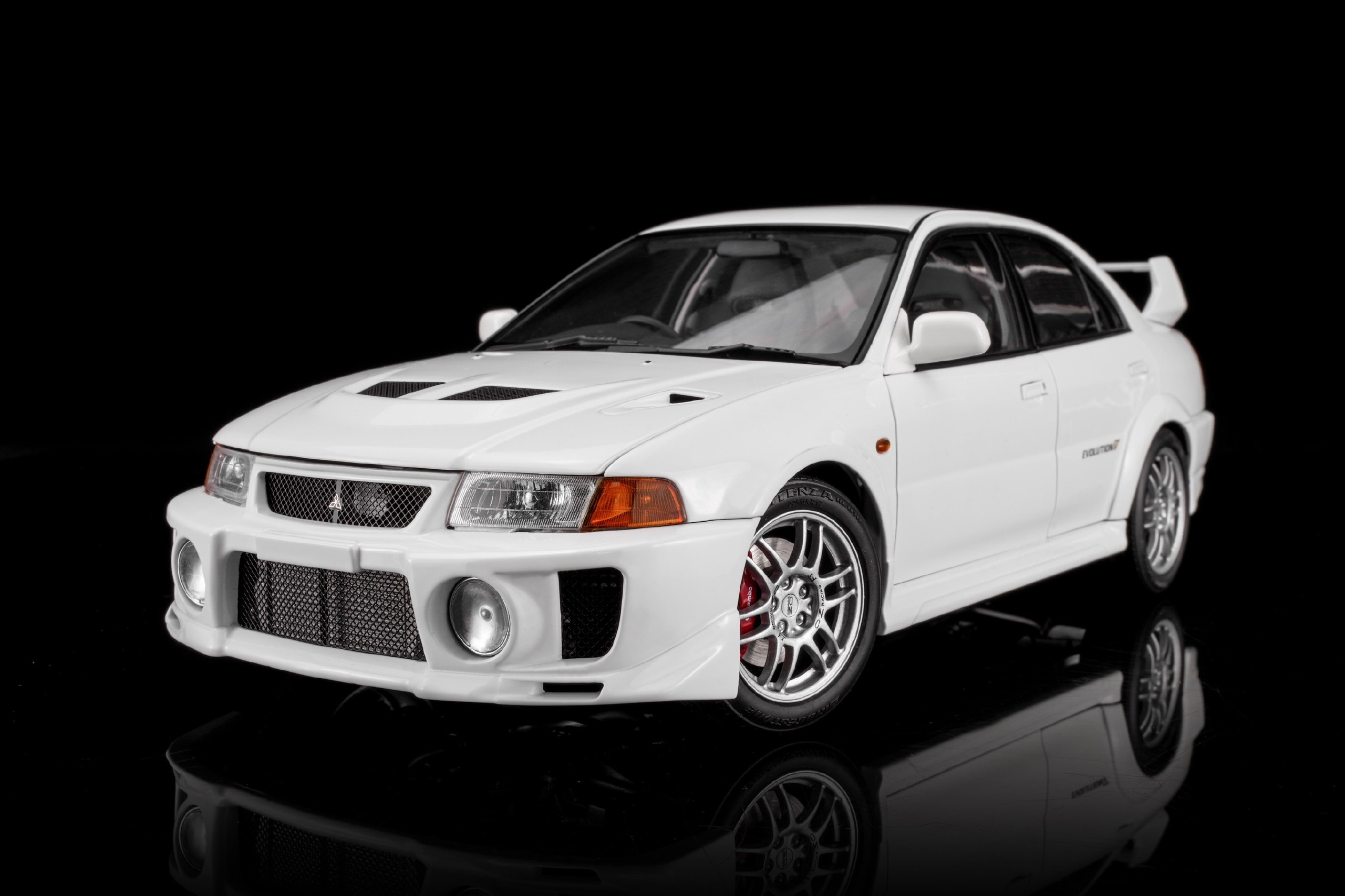 M84101 Motorhelix MItsubishi Lancer Evolution V G.S.R Scotia White 1:18