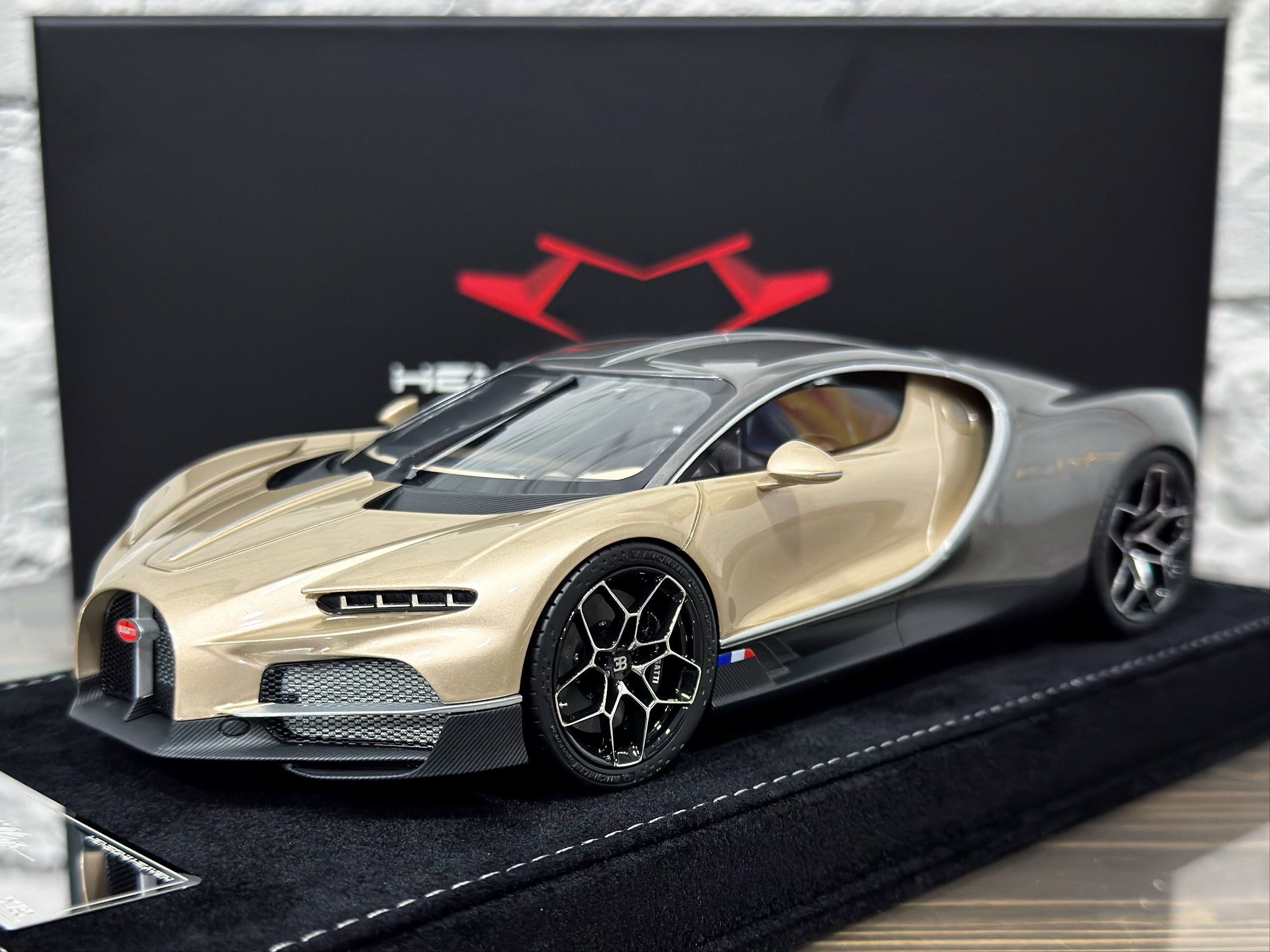 HHB251202T Henson & Heaven Bugatti Tourbillion Champagne/Dark Grey 1:18