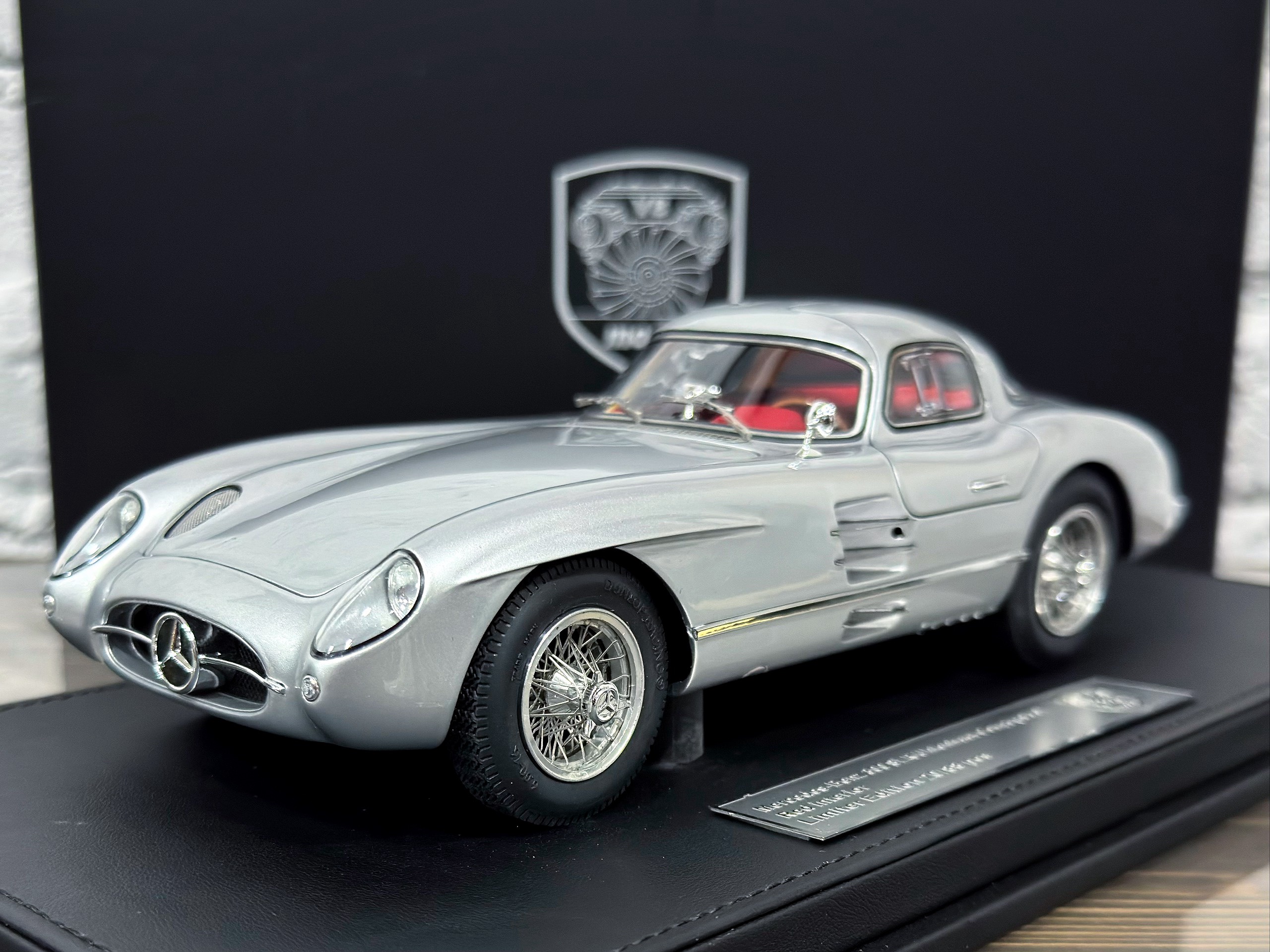 V8 Model Mercedes-Benz 300 SLR Uhlenhaut Coupé (1955) Silver/Red Interior 1:18