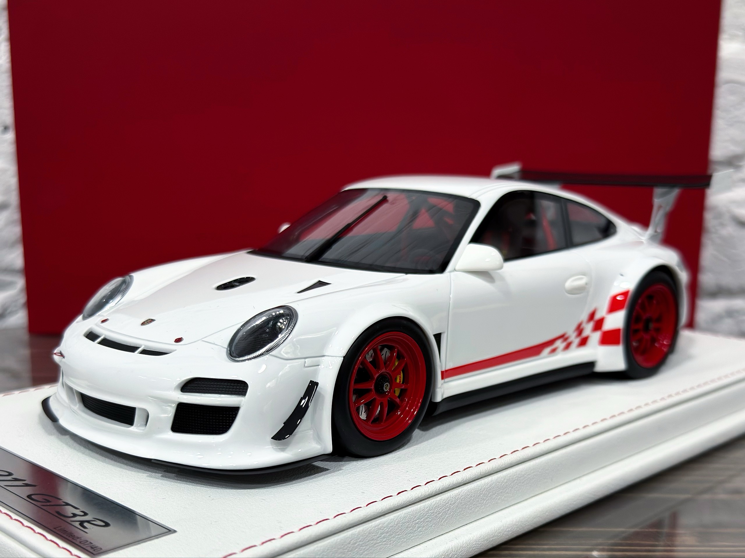 GL Model Porsche 911 GT3 R White/Red Livery 1:18
