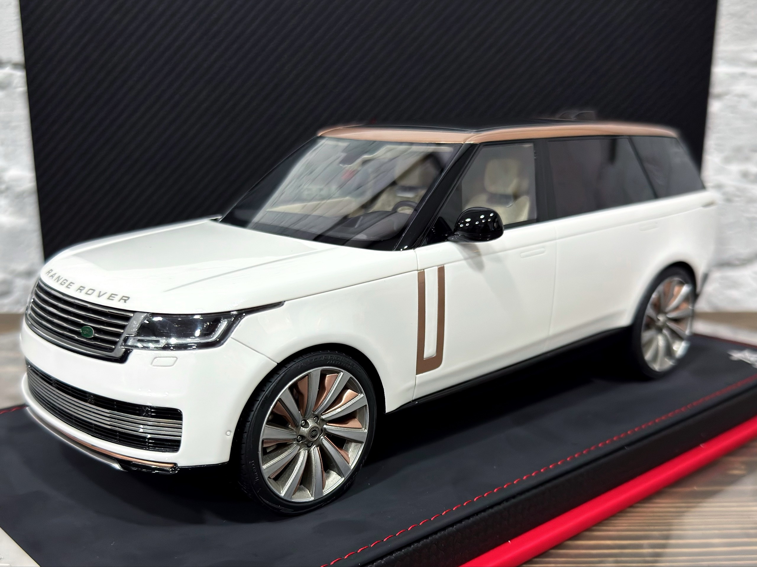 BBA Model Range Rover Pearl White/Gold Top 1:18