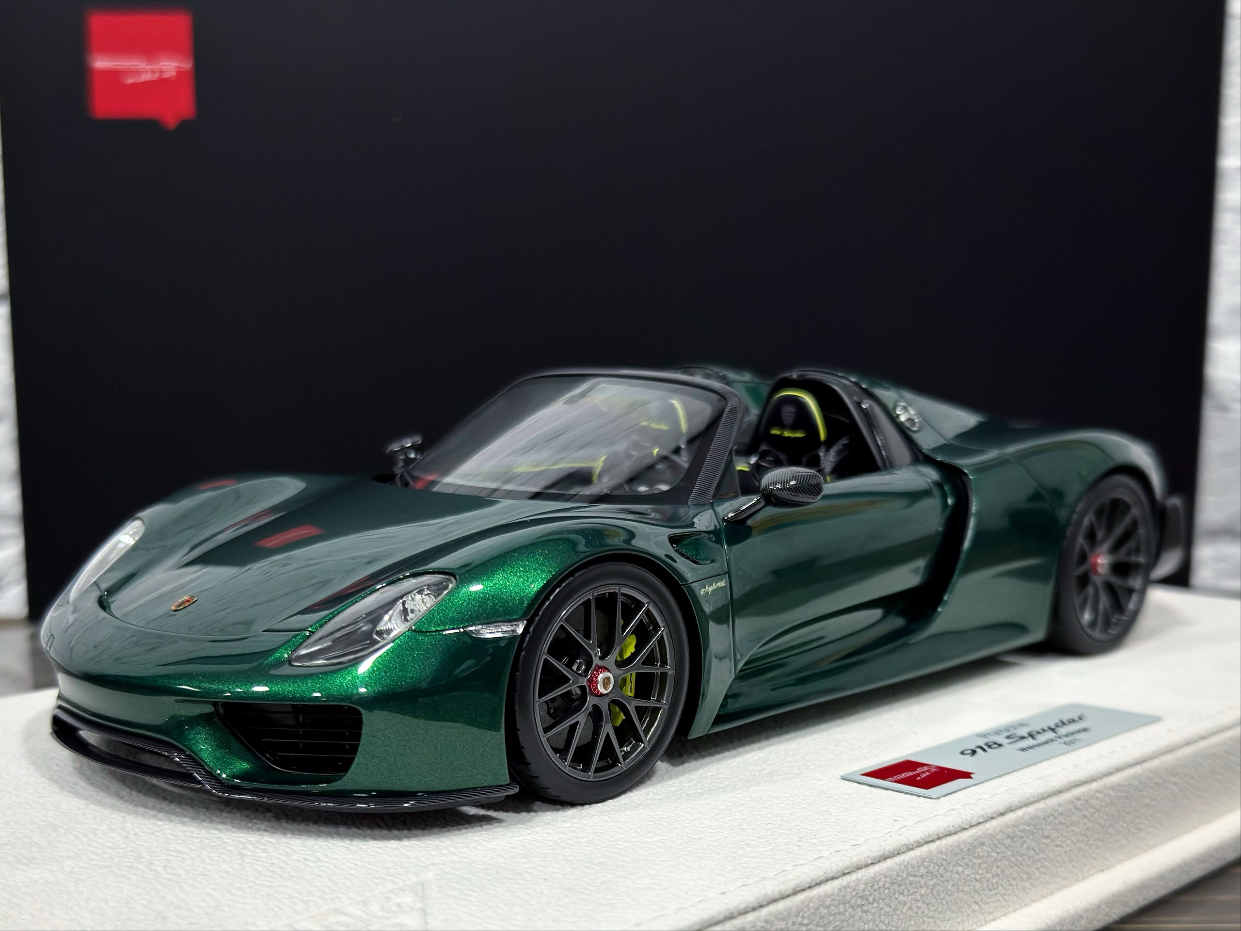 EML089D Make Up Porsche 918 Spyder Weissach Package 2011 Racing Green Metallic 1:18