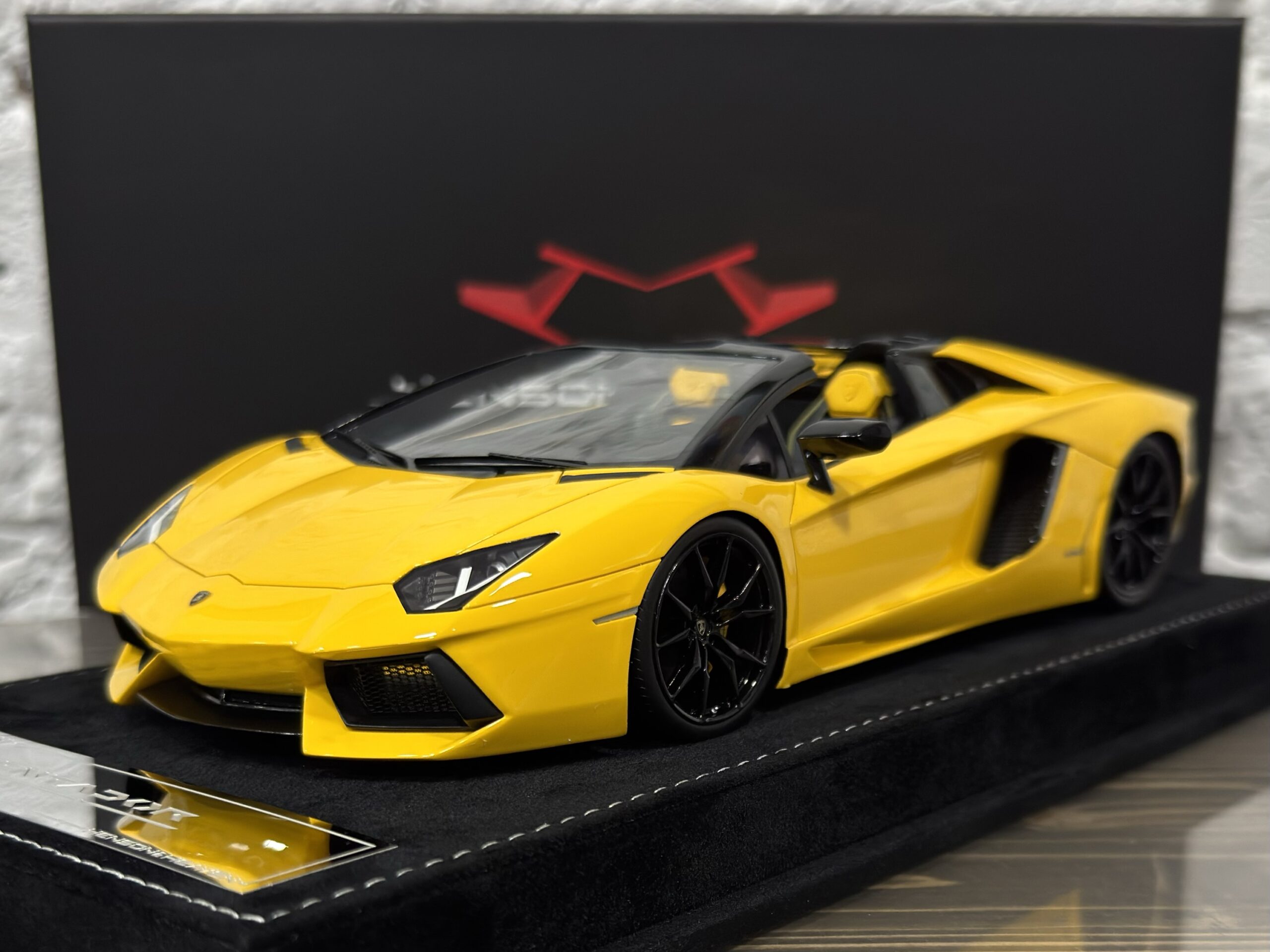Henson & Heaven Lamborghini Aventador Giallo Genio 1:18