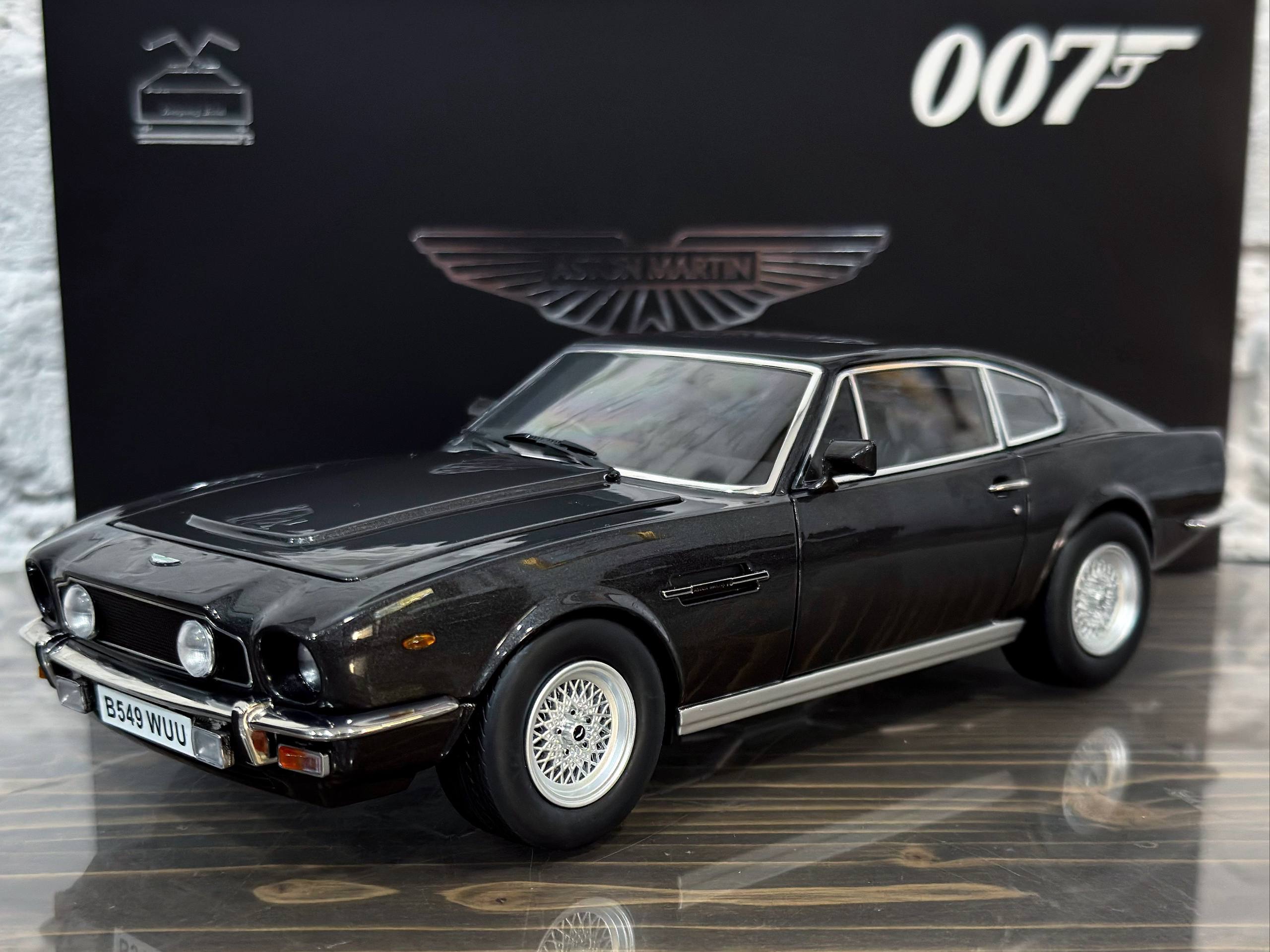 Xiaoguang Model Aston Martin V8 Vantage Grey 1:18