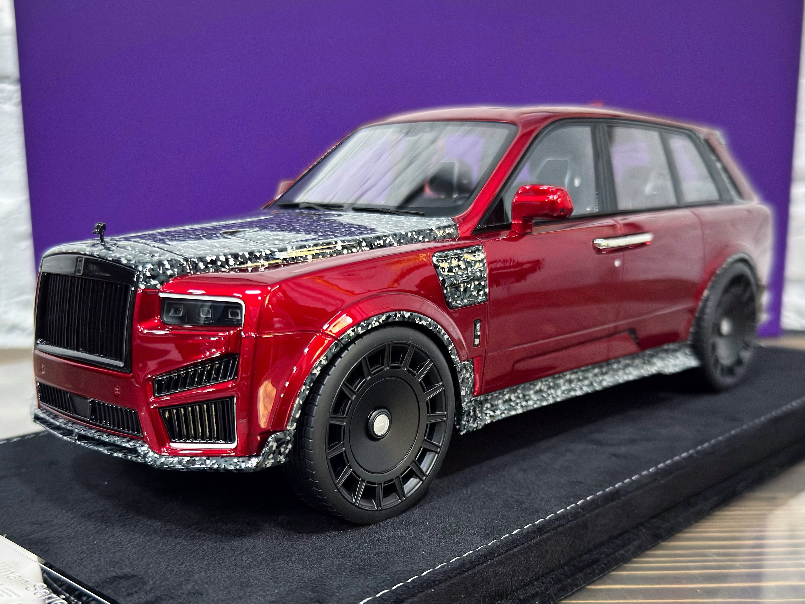 HHJL250806CM Henson & Heaven/AMA Dubai Rolls Royce Cullinan Series II Mansory Metallie Red/Arabian Carbon 1:18
