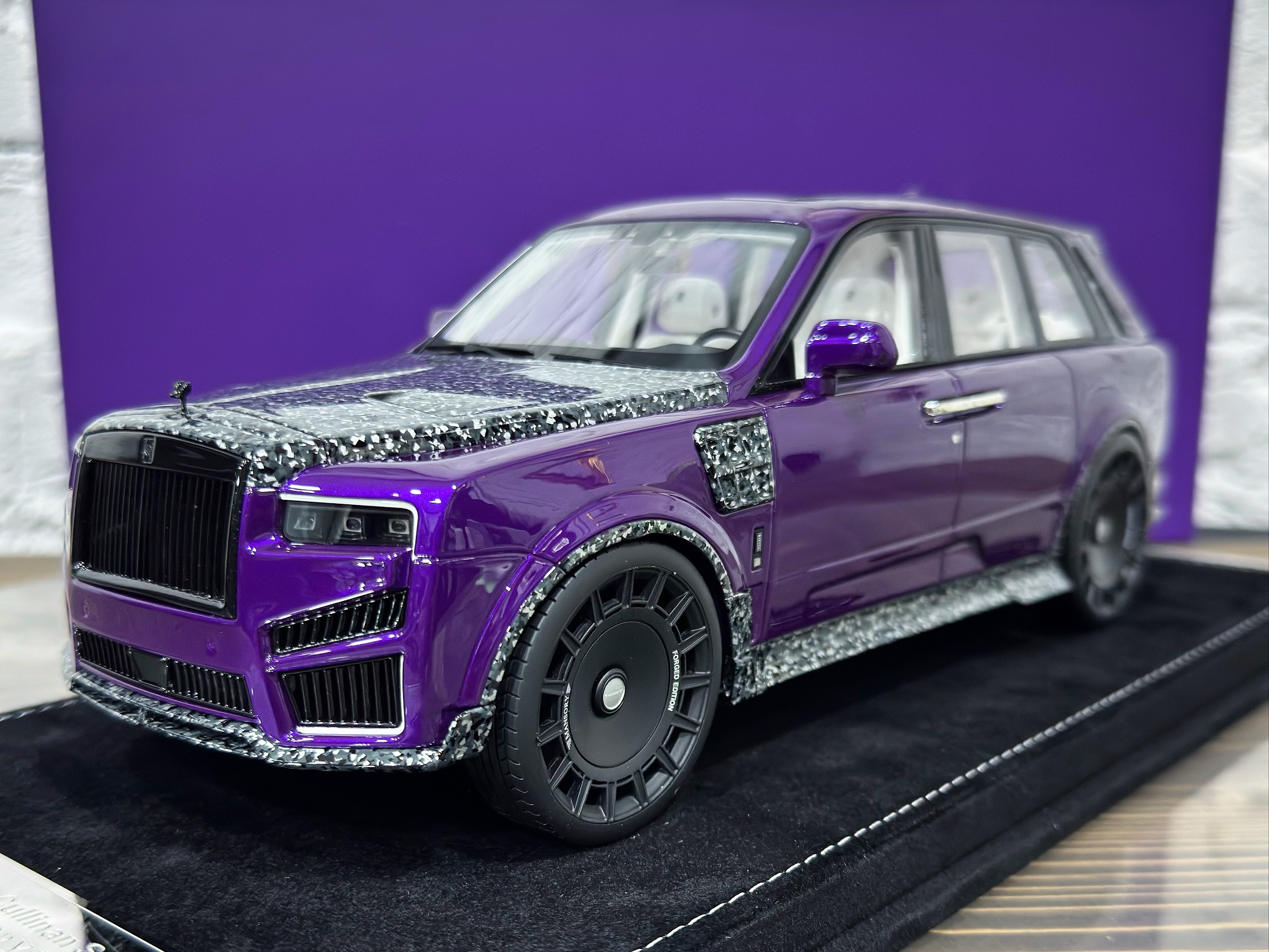 HHJL250805CM Henson & Heaven/AMA Dubai Rolls Royce Cullinan Series II Mansory Electric Purple/Arabian Carbon 1:18