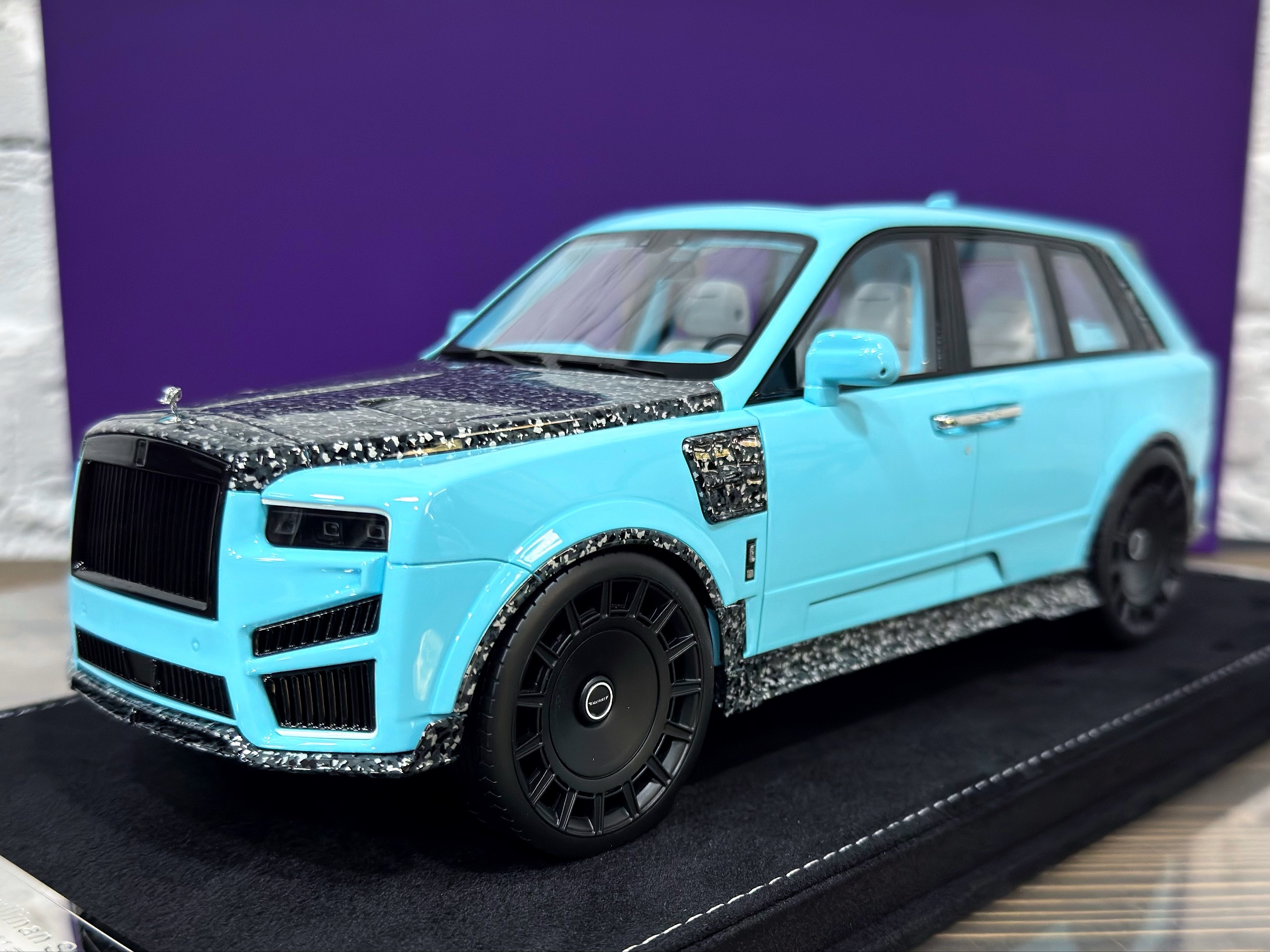 HHJL250808CM Henson & Heaven/AMA Dubai Rolls Royce Cullinan Series II Mansory Tiffany/Arabian Carbon 1:18