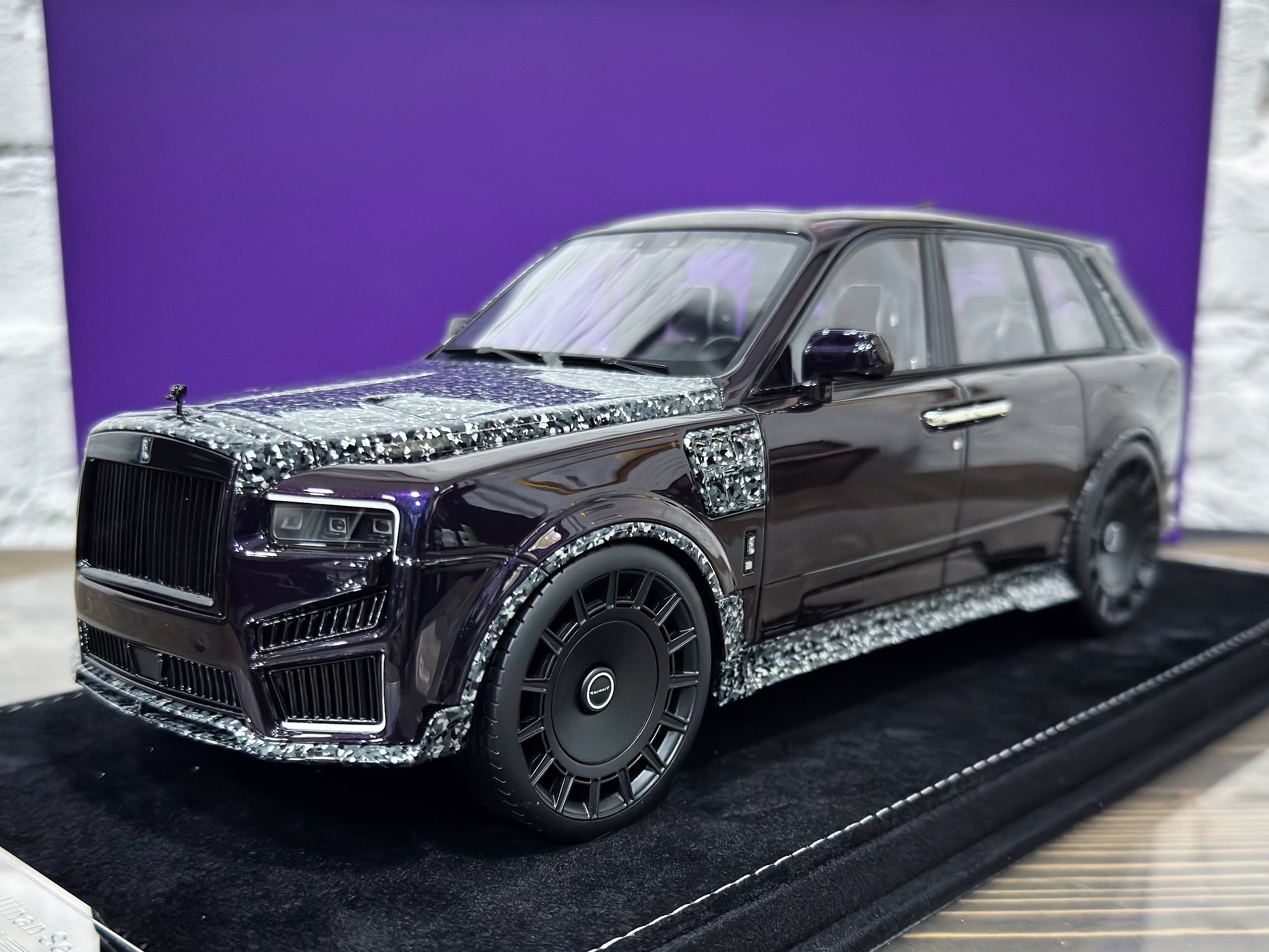HHJL250809CM Henson & Heaven/AMA Dubai Rolls Royce Cullinan Series II Mansory Purple Chameleon/Arabian Carbon 1:18