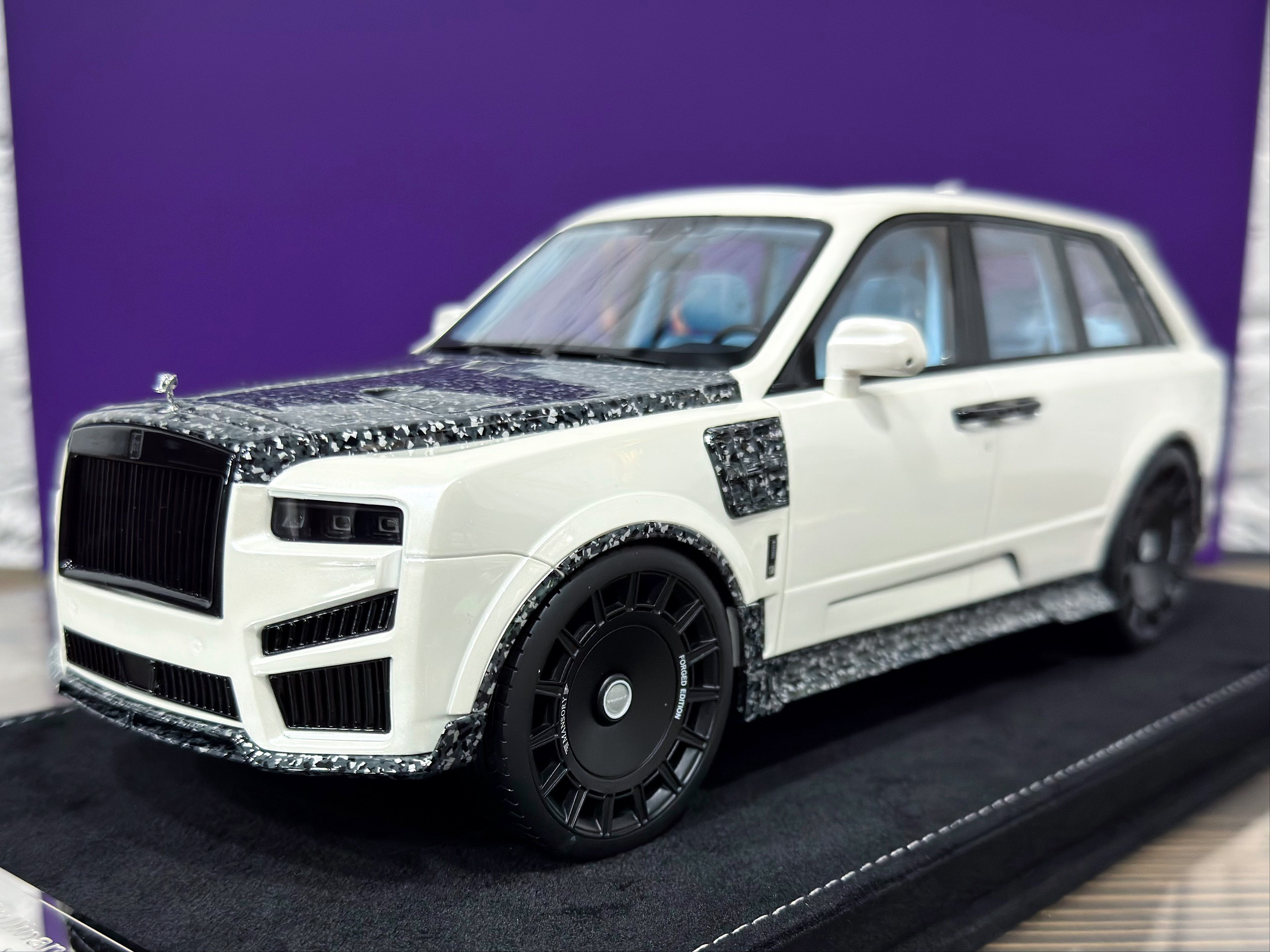 HHJL250802CM Henson & Heaven/AMA Dubai Rolls Royce Cullinan Series II Mansory Pearl White/Arabian Carbon 1:18