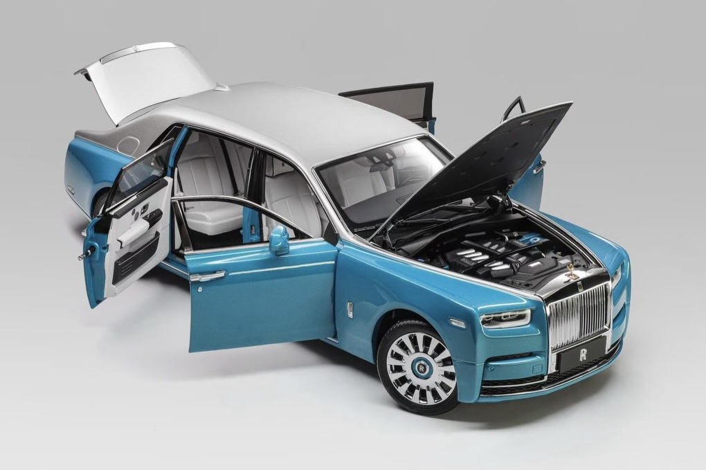 HZRR0205 OEM Rolls Royce Phantom VIII Sky Blue/Silver 1:18