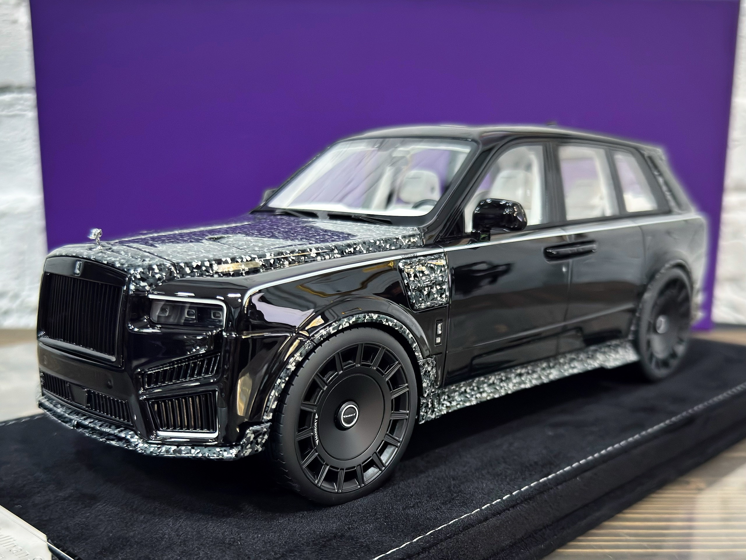 HHJL250801CM Henson & Heaven/AMA Dubai Rolls Royce Cullinan Series II Mansory Diamond Black/Arabian Carbon 1:18