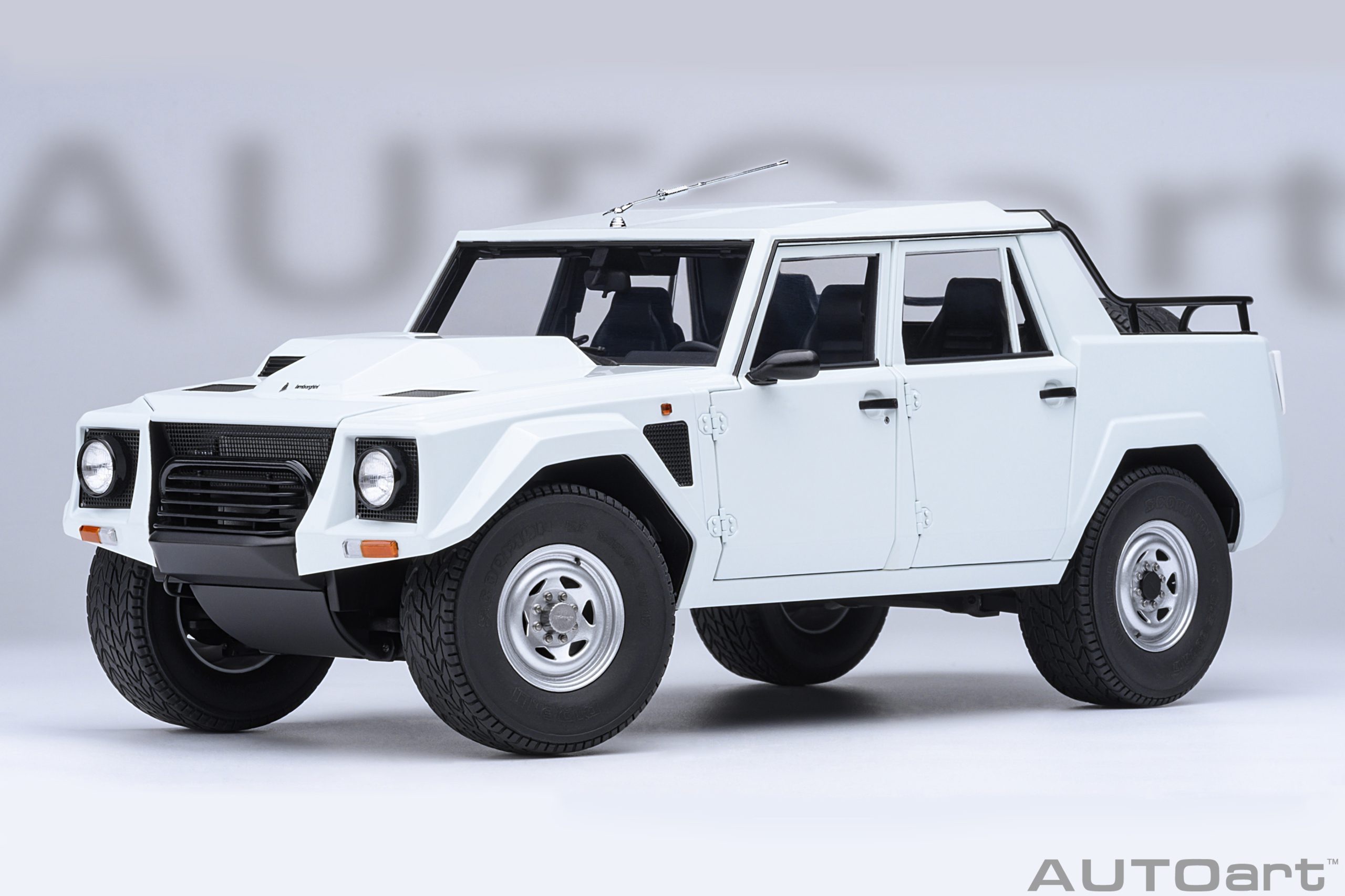 74549 AUTOart Lamborghini LM002 Bianco Polo Park 1:18